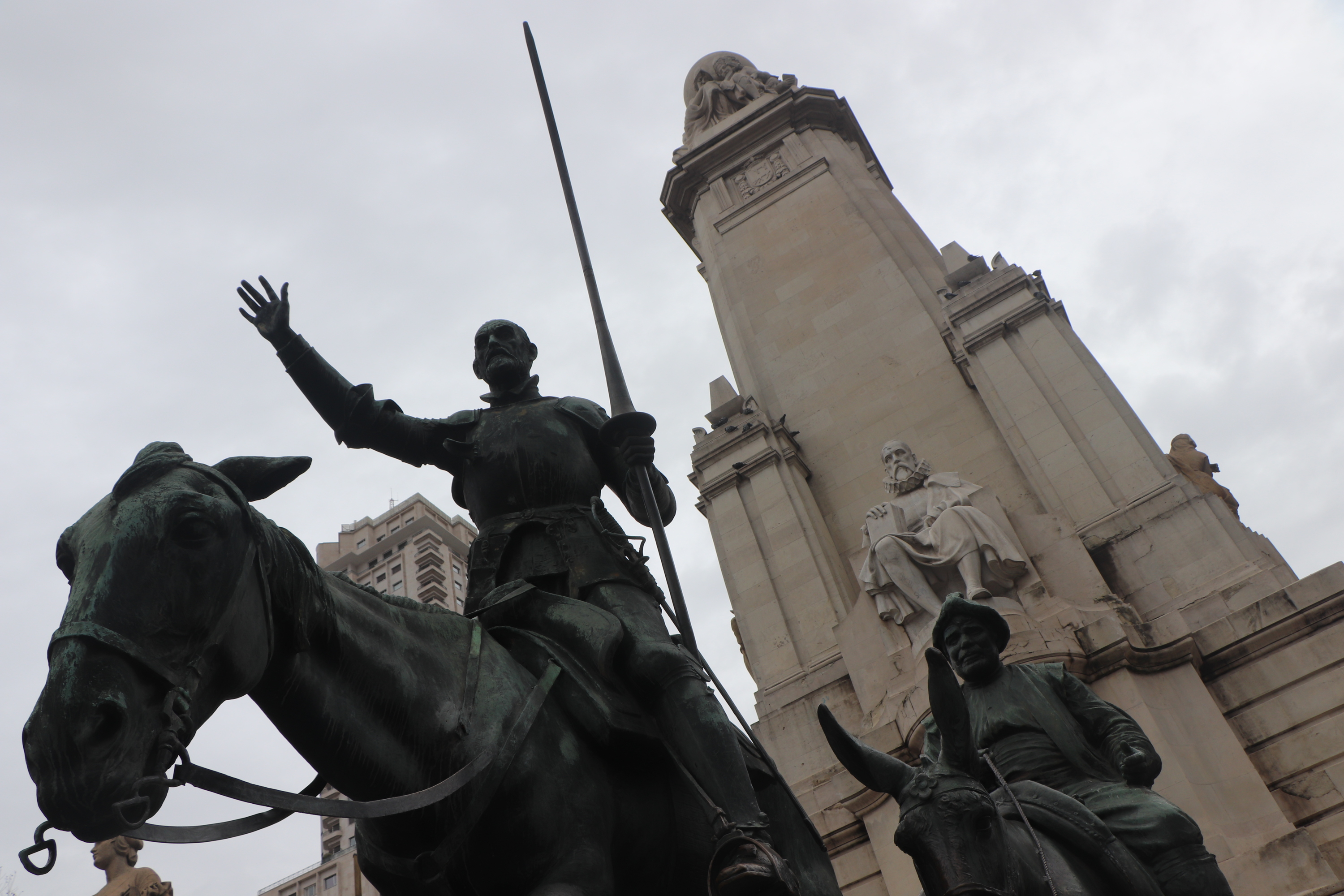Cervantesen eta ‘Kixote’ obraren omenezko monumentua Madrilen, Gandiagaren gogoko tokia. ZALDI ERO