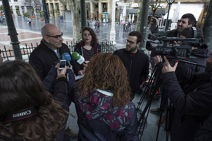 Gure Eskuk eginiko agerraldia, gaur, Donostian. JON URBE / FOKU