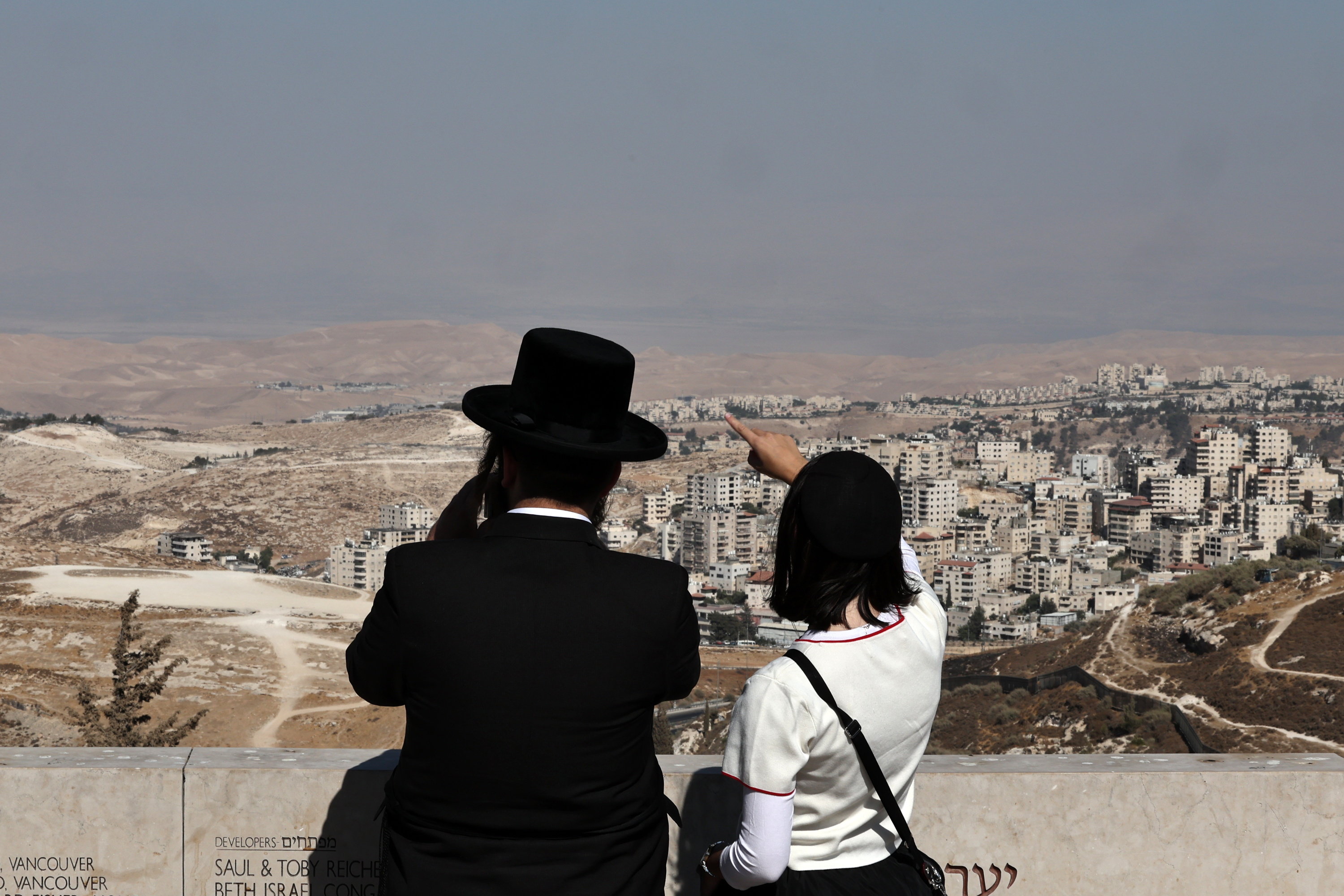 Bi kolono israeldar Itsaso Hilaren alboko kokagune bati begira, Ma'ale Adumim kokagunetik, asteazkenean. ATEF SAFADI / EFE