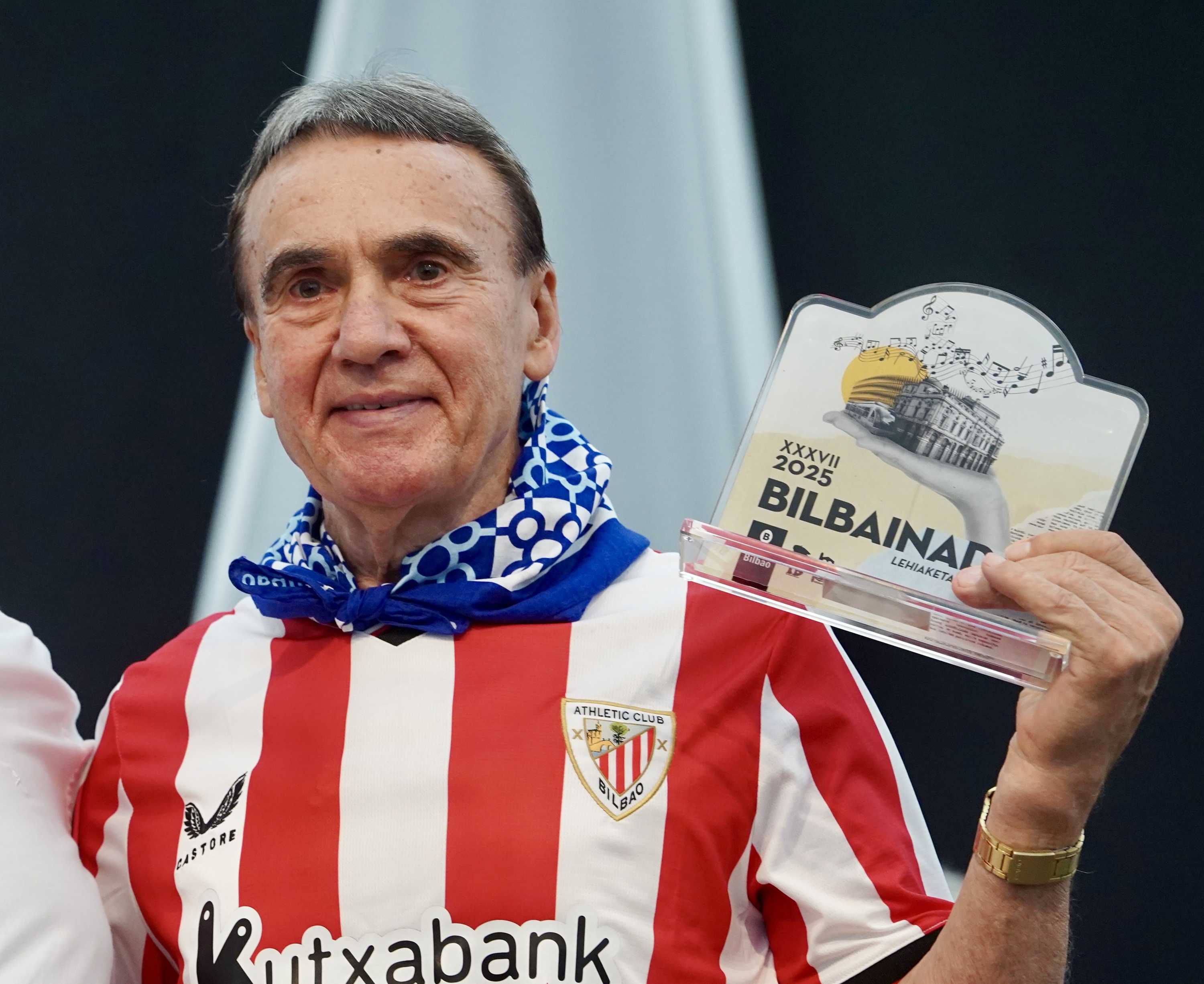 Jose Maria Larrazabal Bilboko Casilda Iturrizar parkeko Pergolako sari banaketan, atzo. MONIKA DEL VALLE / FOKU