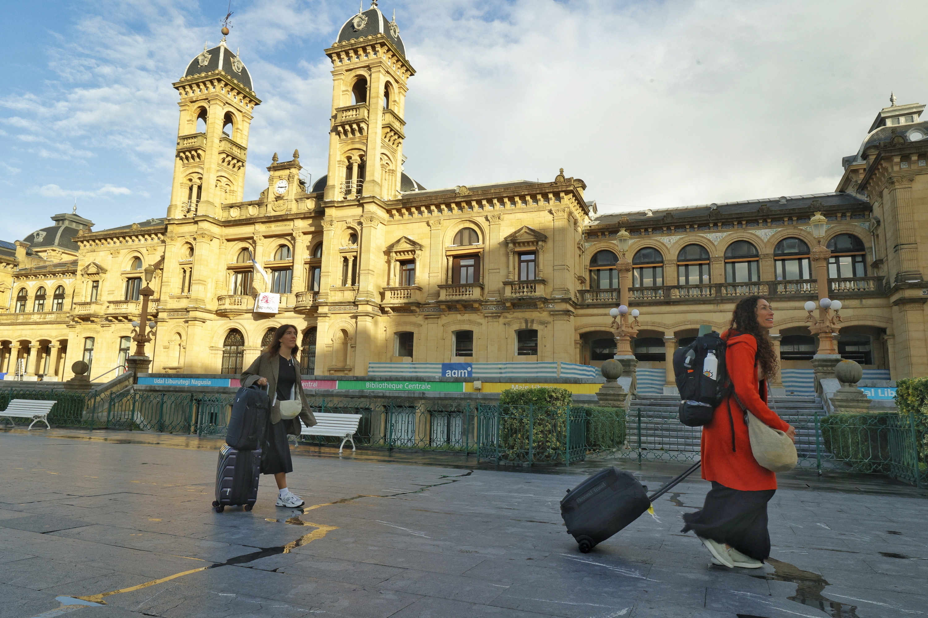 Bi turista Donostian, artxiboko irudi batean. MAIALEN ANDRES / FOKU