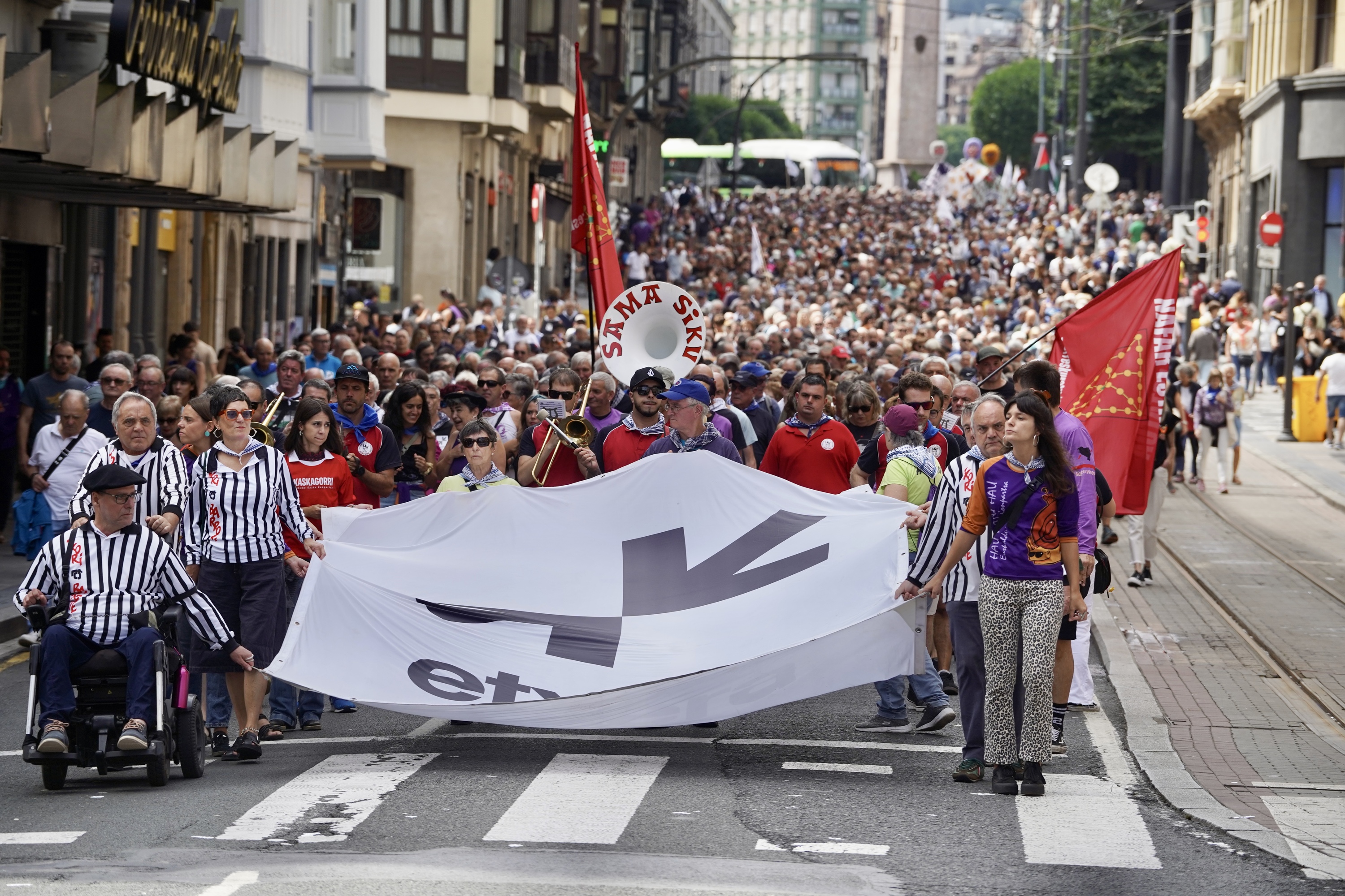 Sare Herritarrak eta Bilboko Konpartsek manifestazioa egin dute gaur Bizkaiko hiriburuan. MONIKA DEL VALLE / FOKU