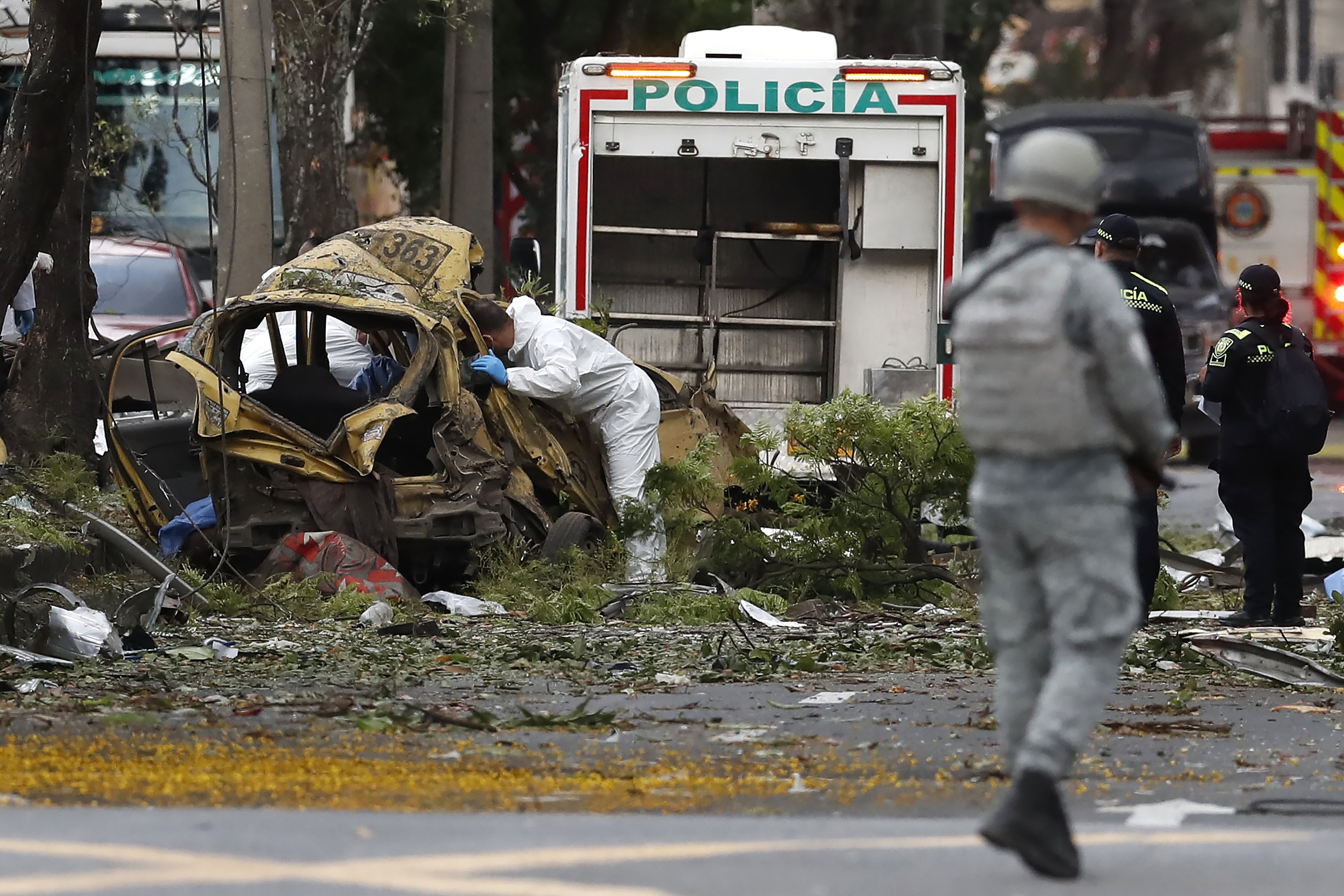 Leherketak hondatutako auto bat, Marco Fidel Suarez Abiazio Eskola Militarraren inguruan, Calin, atzo. ERNESTO GUZMAN / EFE