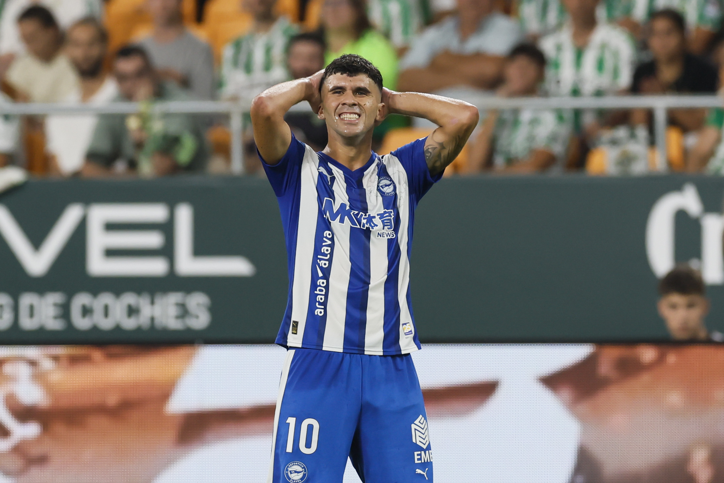Carles Aleña Alaveseko jokalaria eskuak buruan, Betisen aurkako partidan. JOSE MANUEL VIDAL / EFE