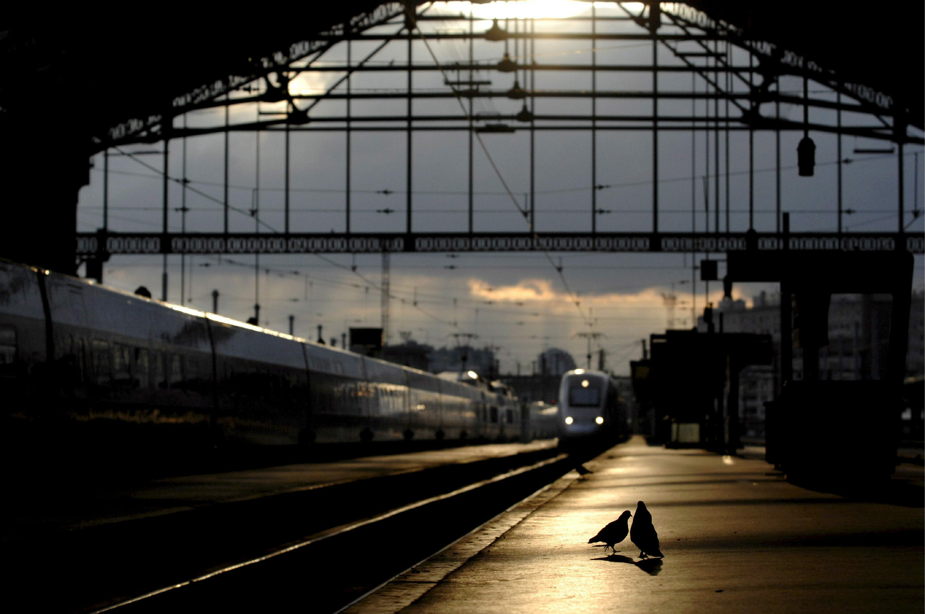 Parisko tren geltoki bat hutsik. YOAN VALAT / EFE