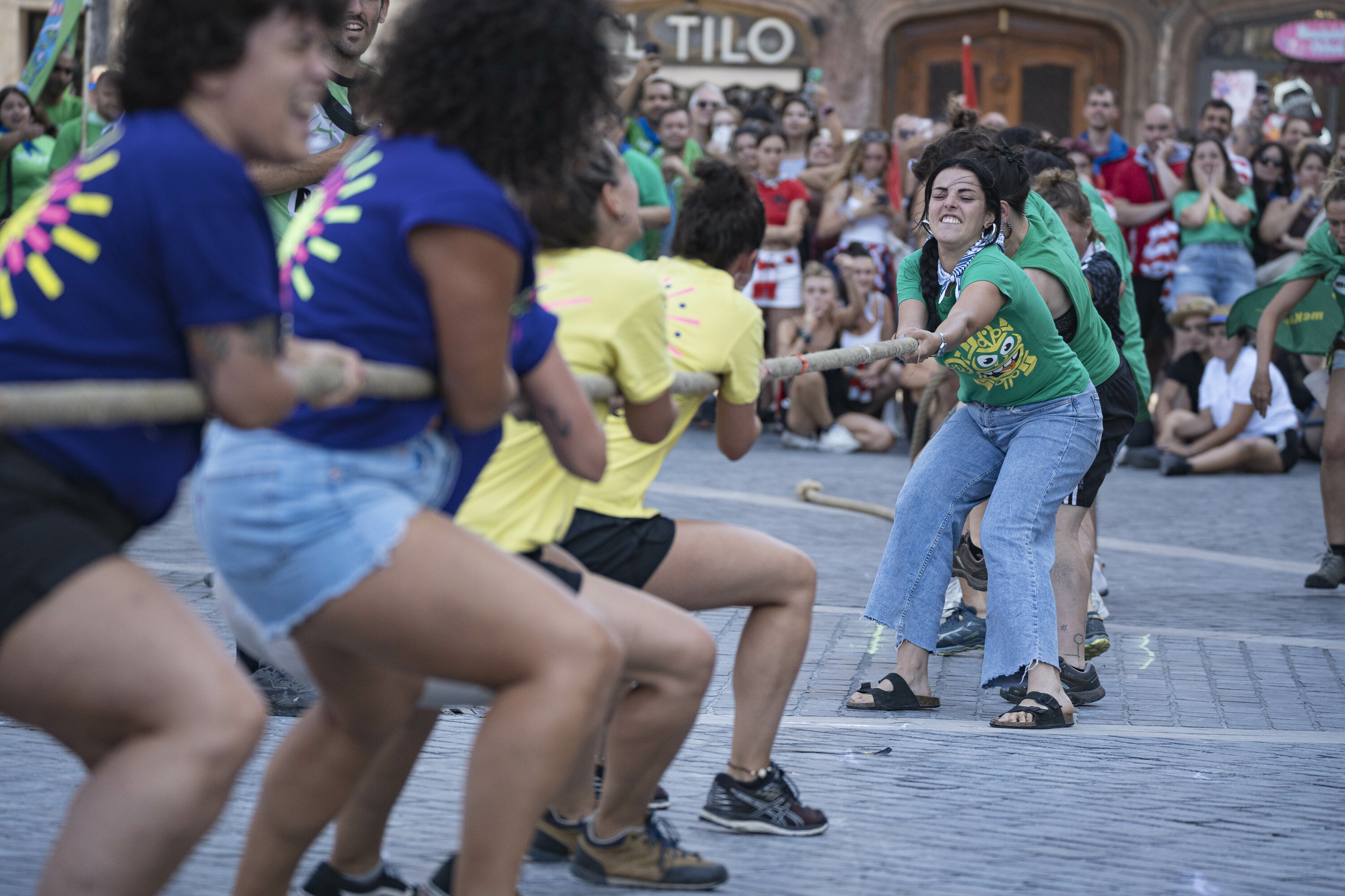 Txinparta Feminista konpartsako kideak Mekauenekoen kontra gaur arratsaldeko sokatiran, Arriaga plazan. ARITZ LOIOLA / FOKU