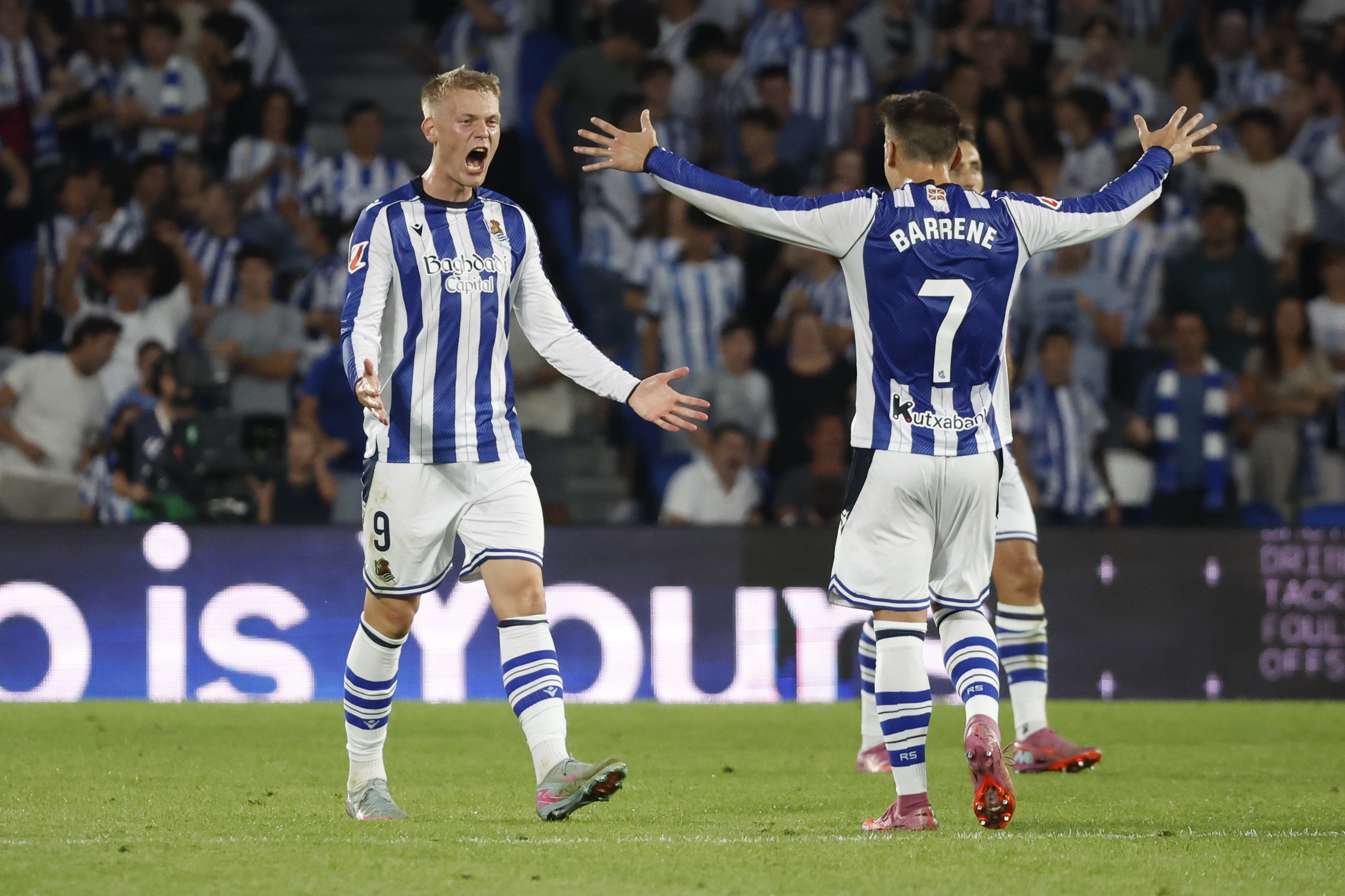 Oskarsson eta Barrenetxea Realaren bigarren gola ospatzen, gaur. JAVIER ETXEZARRETA / EFE