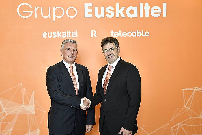 Xabier Iturbe eta Jose Miguel Garcia, Euskalteleko presidentea eta kontseilari ordezkaria, hurrenez hurren. DOMI ALONSO