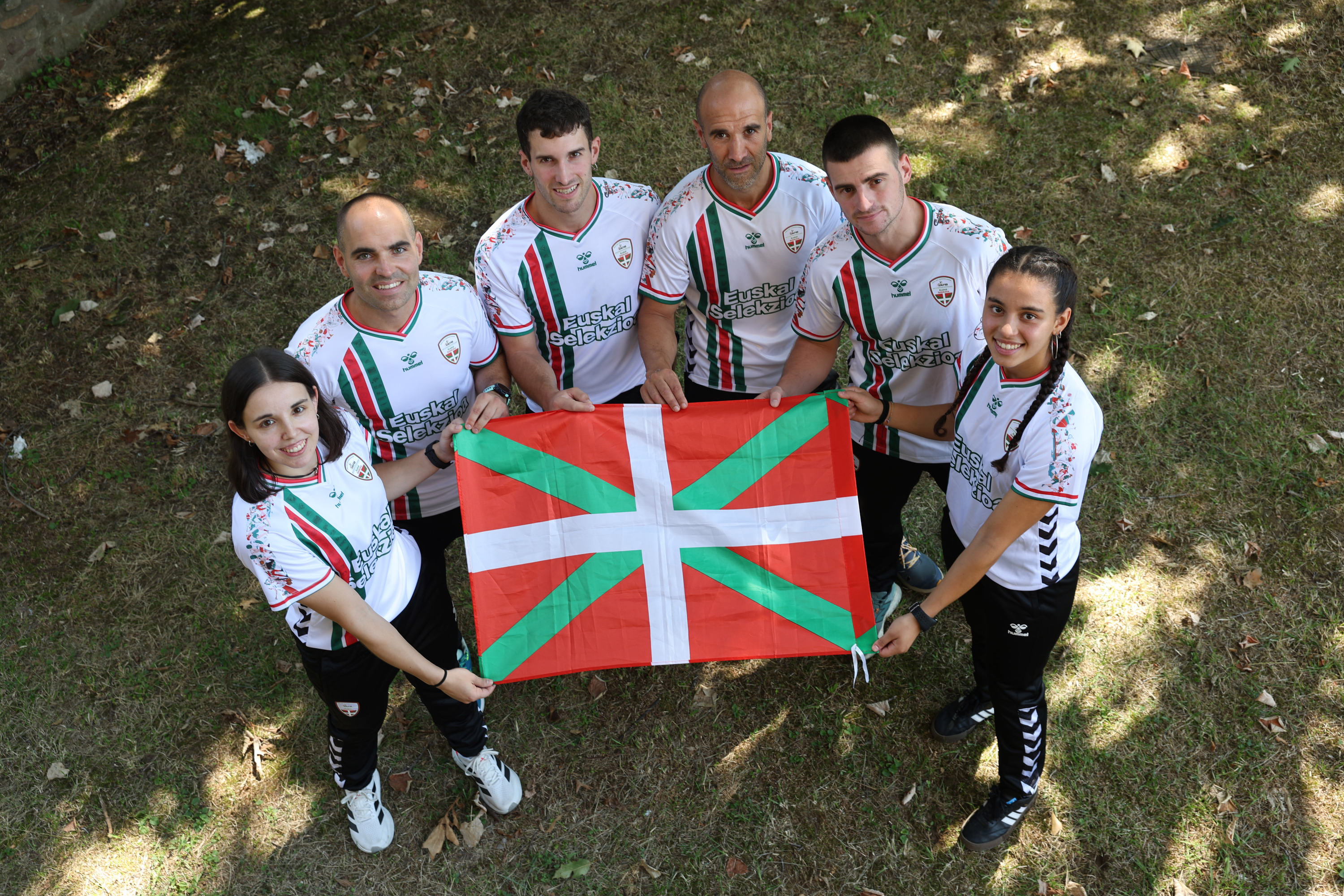 Euskal selekzioa munduko Wallball txapelketaren aurkezpenean, gaur, Abadiñon. OSKAR MATXIN EDESA / FOKU