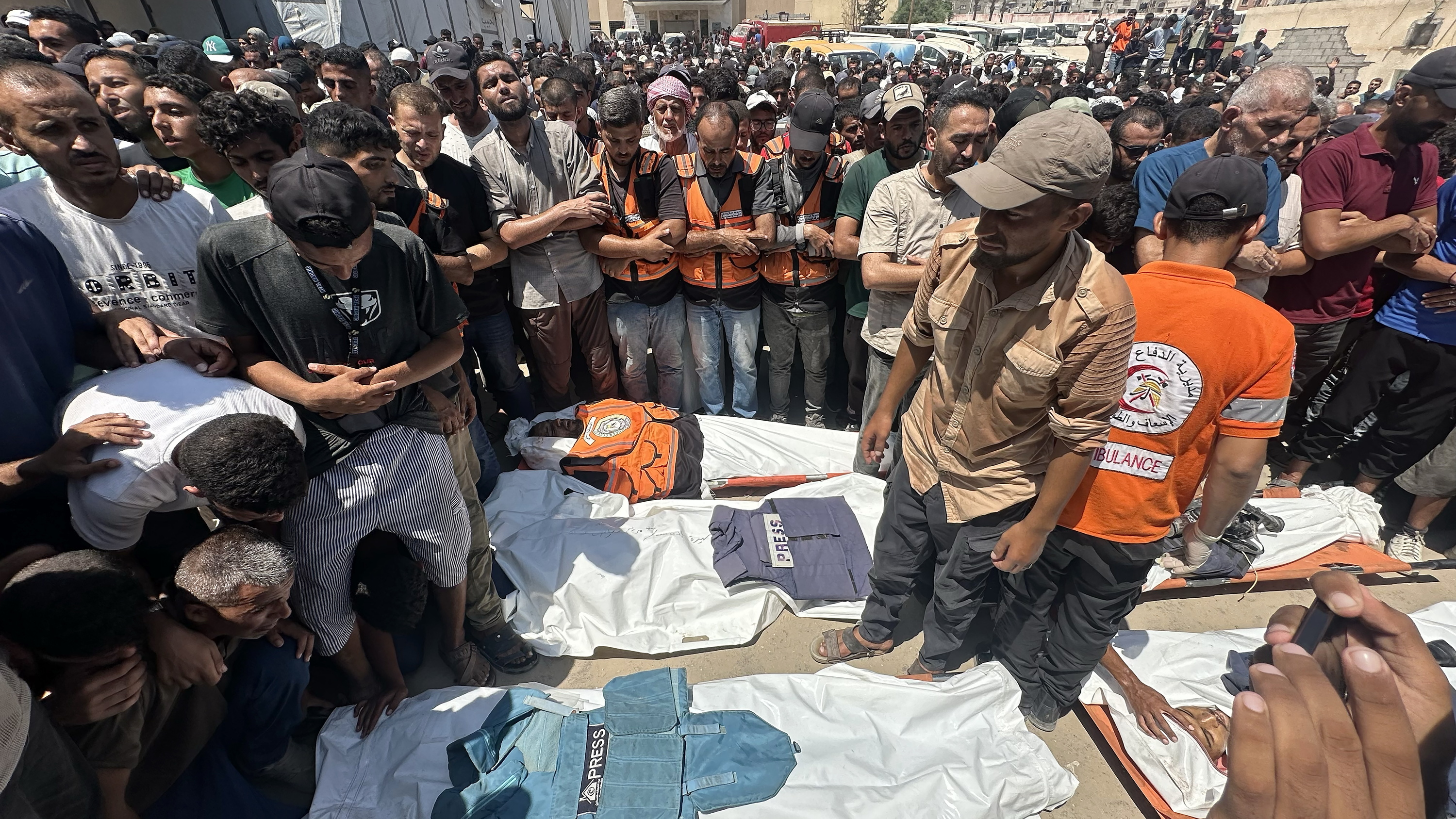 Zenbait palestinar gaur, Al-Nasser ospitaleko erasoan hildakoen gorpuen inguruan. HAITHAM IMAD / EFE