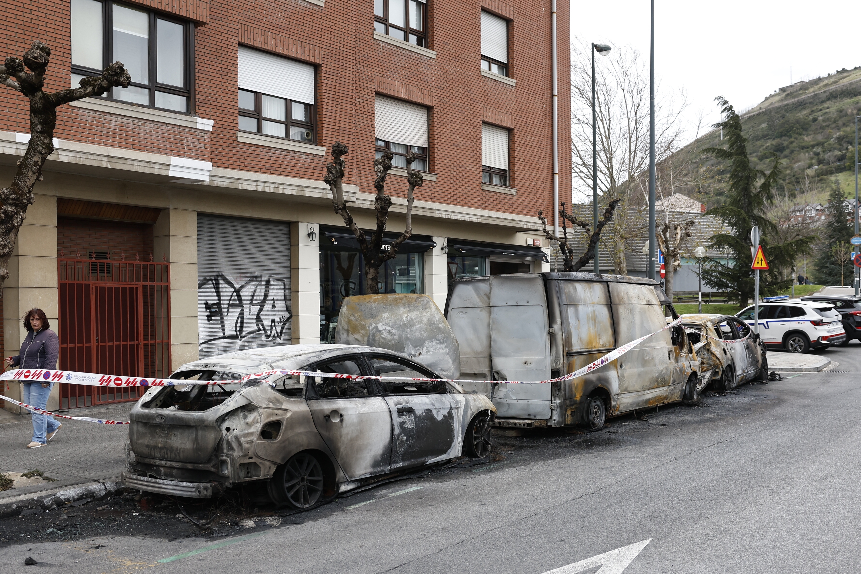 Autoak erreta Bilboko San Ignazio auzoan, aurtengo martxoan, ustez piromano batek eraginda. MIGUEL TOÑA / EFE