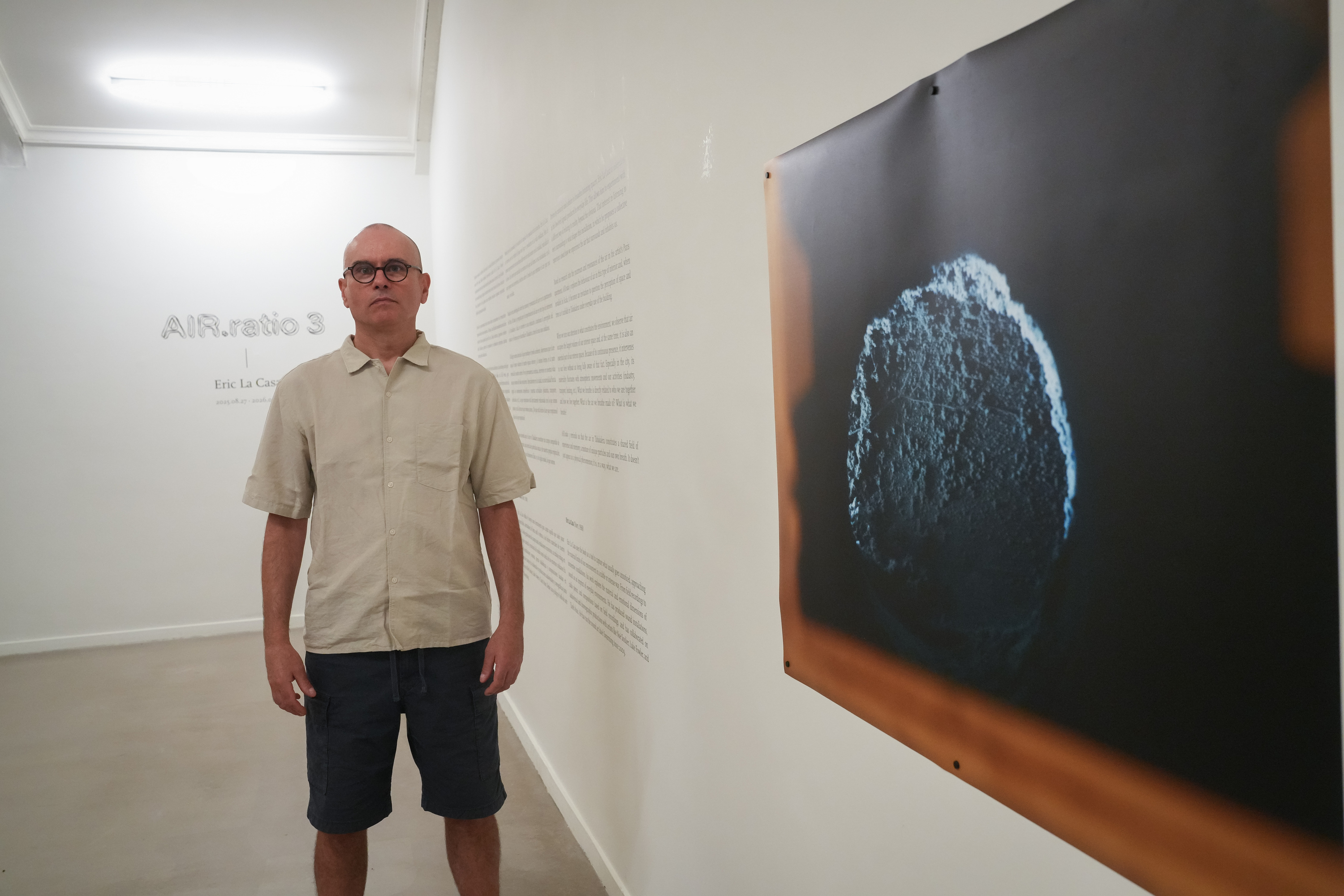 Eric La Casa artista, Tabakalerako eskailera nagusiaren alboan, Donostian. TABAKALERA