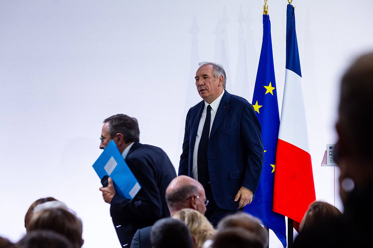François Bayrou atzoko agerraldian. CHRISTOPHE PETIT TESSON / EFE