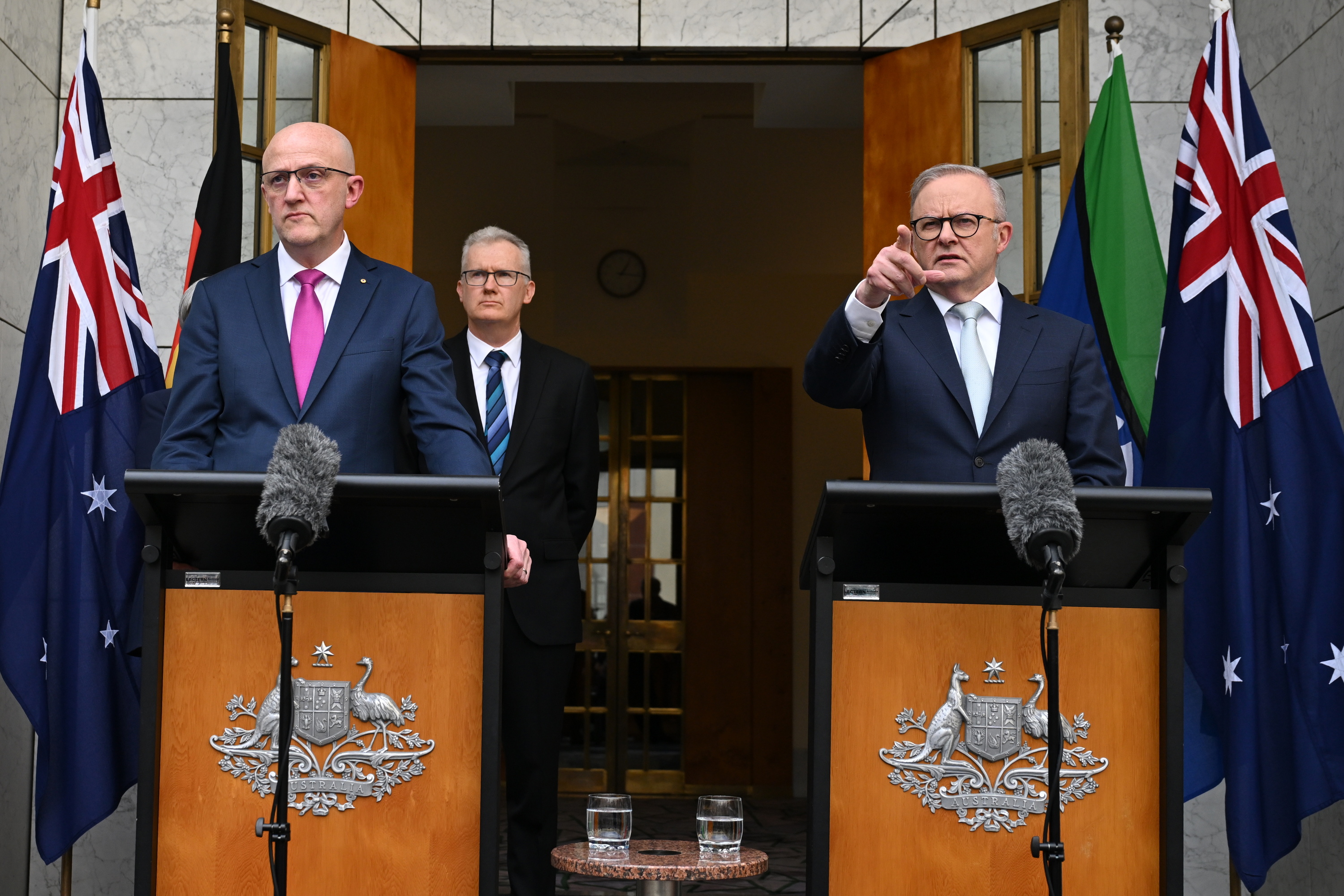 Australiako Segurtasun Inteligentzia Erakundeko zuzendari Mike Burgess, ezkerrean, eta Australiako lehen ministro Anthony Albanes, eskuinean, gaur emandako prentsaurrekoan, Camberran, Australian. LUKAS COCH / EFE