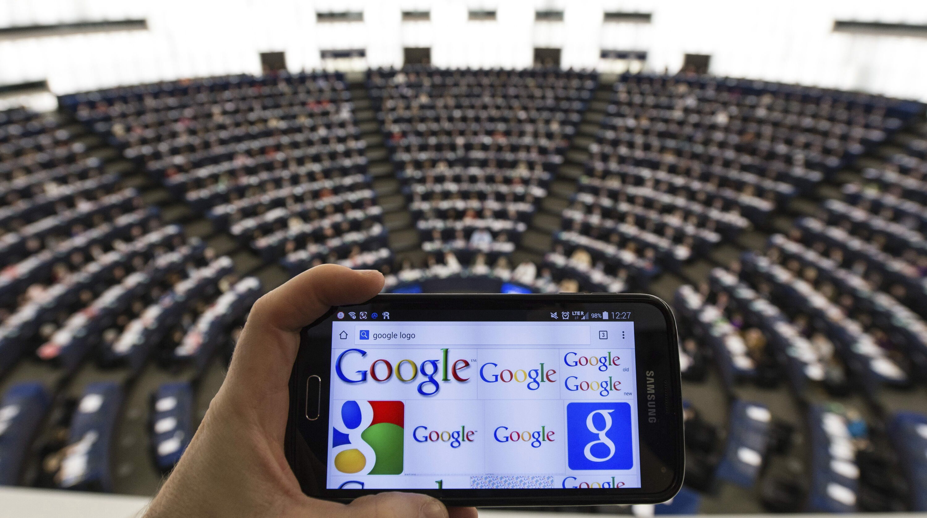 Sakelako telefono bat Europako Parlamentuan, Google tasa eztabaidatu duten saioetako batean. PATRICK SEEGER / EFE