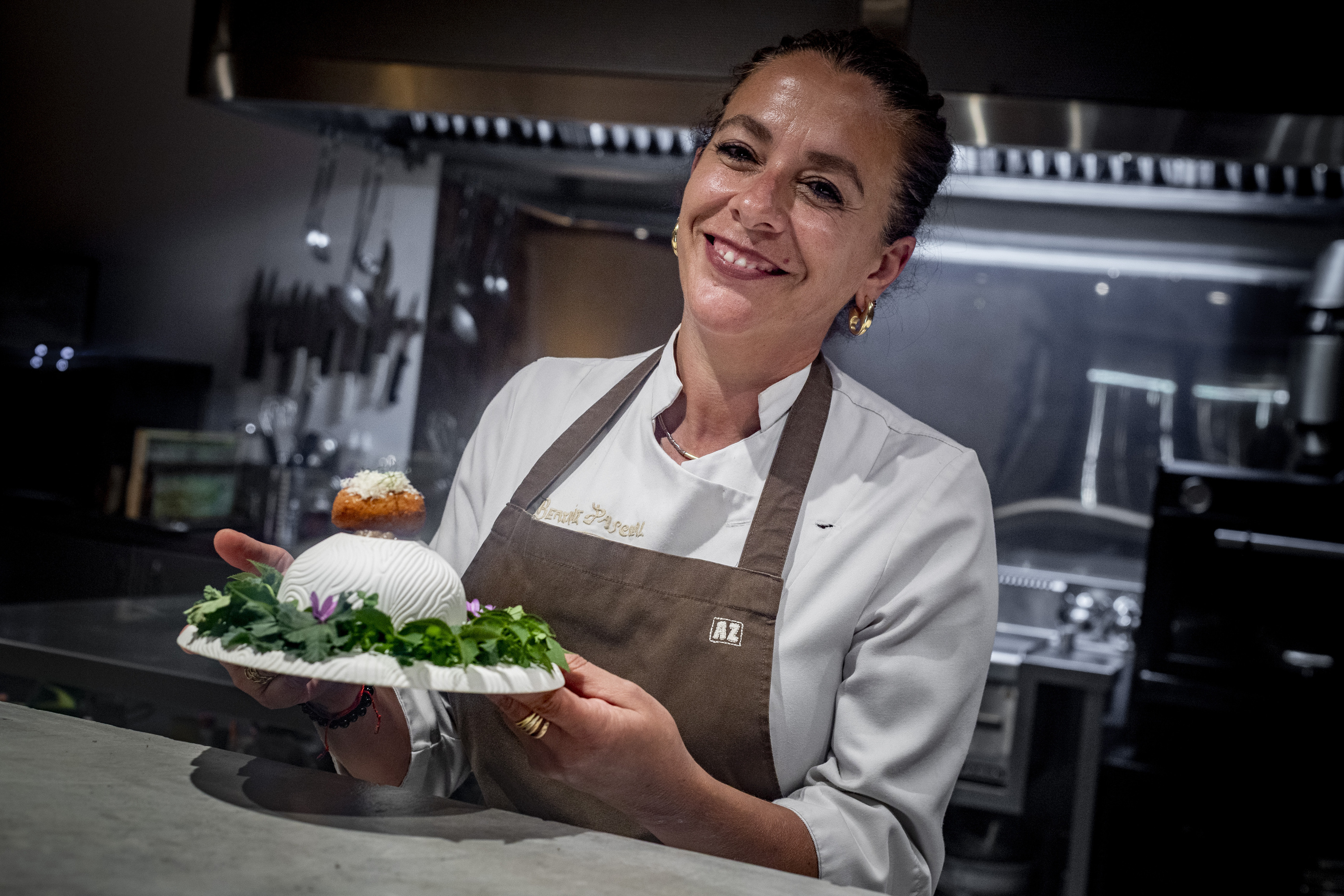 Beatriz Pascual, Almazen jatetxeko sukaldean, sagar eta gazta kroketa eskuan duela. JAIZKI FONTANEDA / FOKU