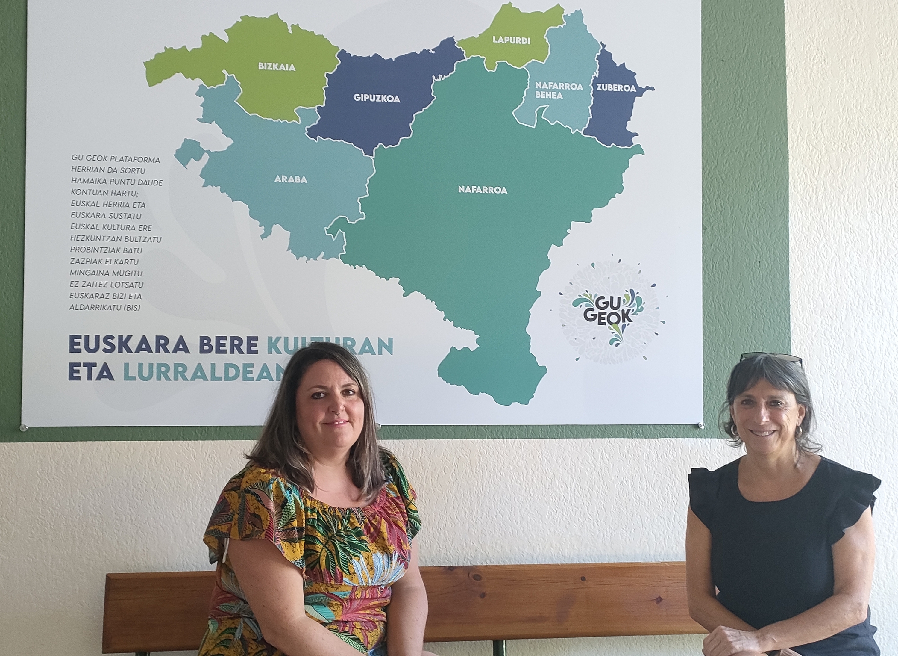 Aitziber Iraola eta Kistiñe Iraola, Hernani BHI institutuko sarreran jarritako Euskal Herriko maparekin batera. BERRIA