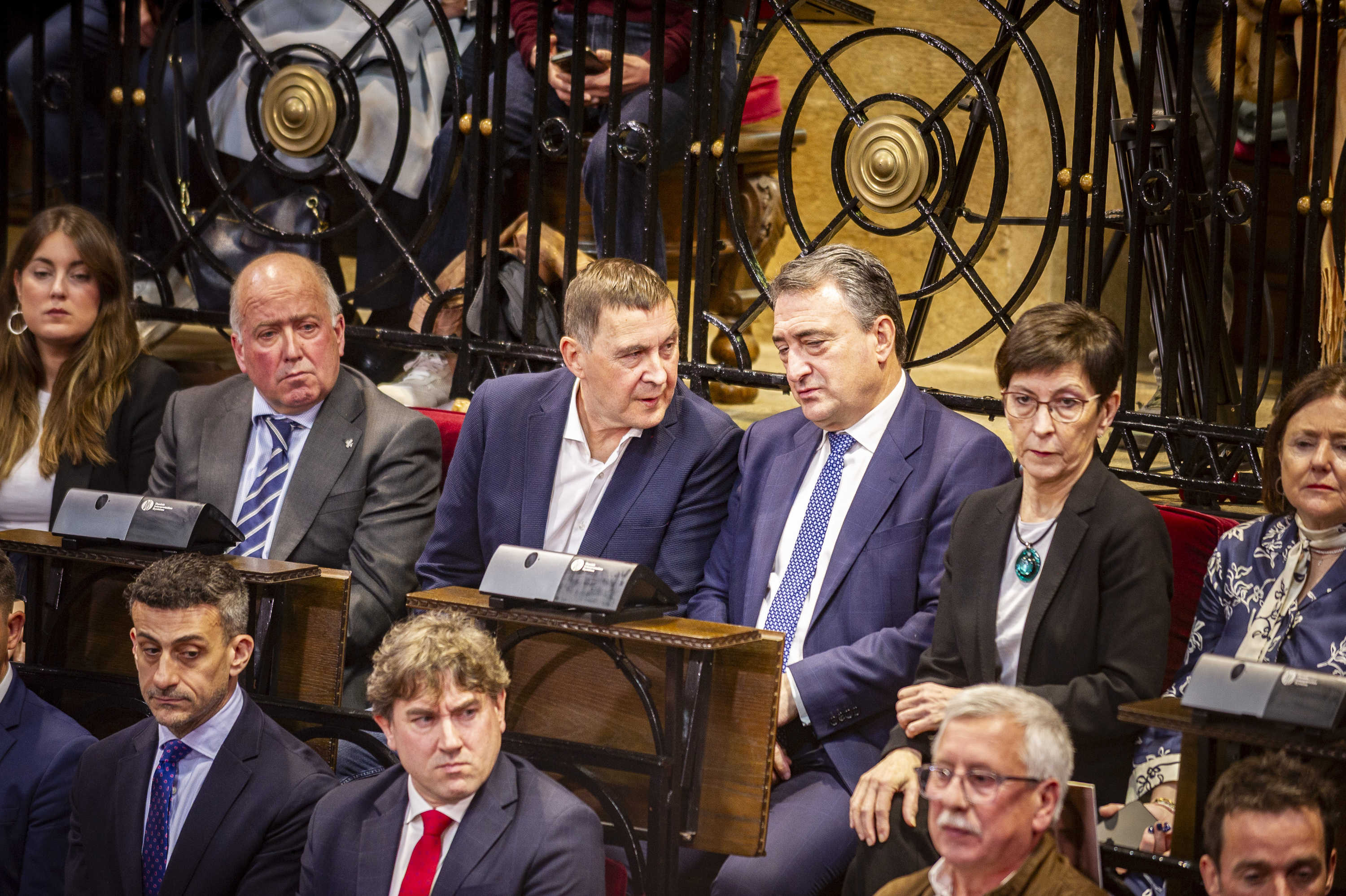 Arnaldo Otegi eta Aitor Esteban hizketan Gernikako juntetxean, Eusko Legebiltzarraren 45. urteurrenean; behean, PSE-EEko idazkari nagusi Eneko Andueza. JAIZKI FONTANEDA / FOKU