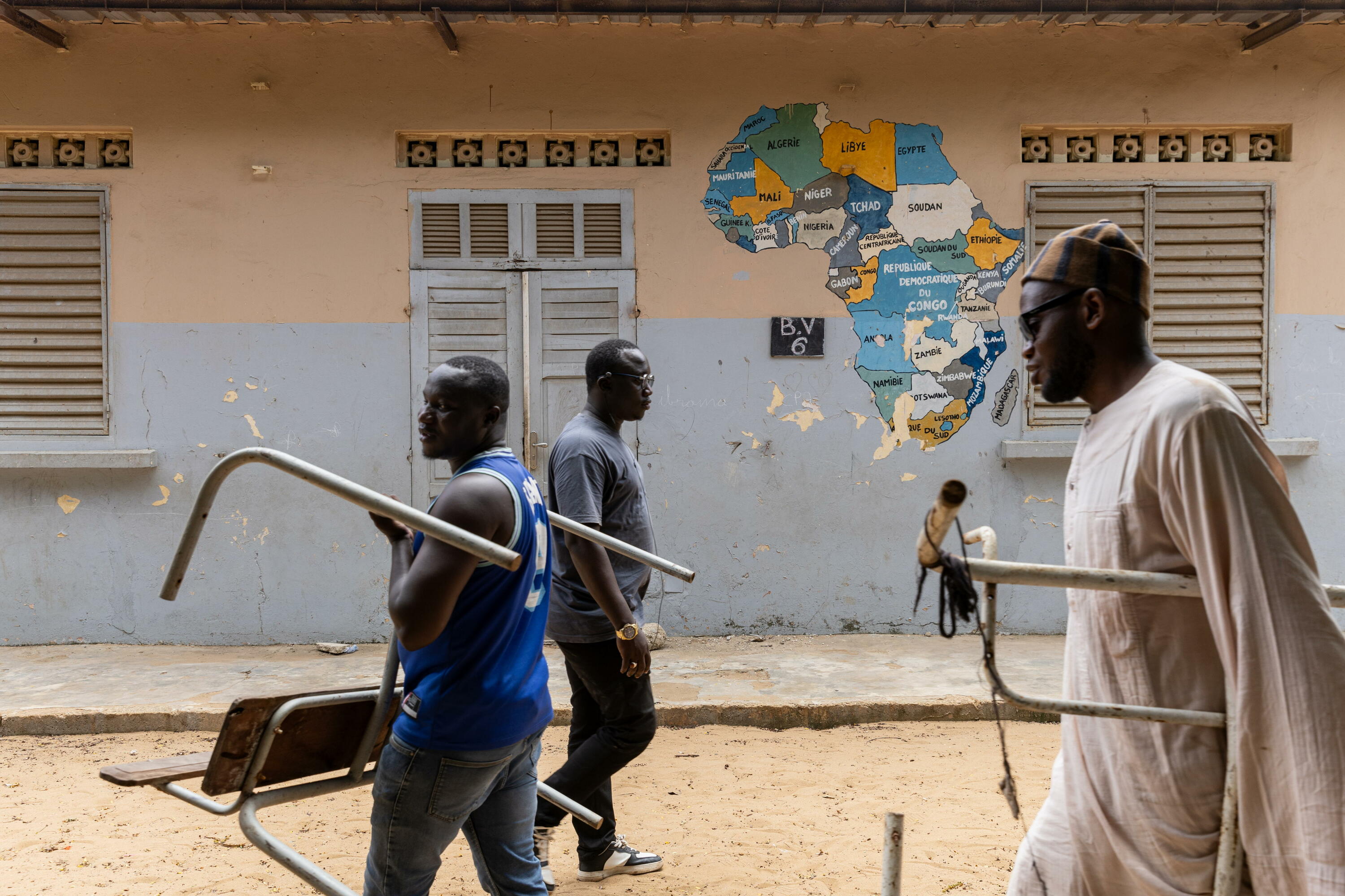 Afrikako mapa Senegalgo eskola bateko horman irudikatuta, artxiboko irudi batean. JEROME FAVRE / EFE