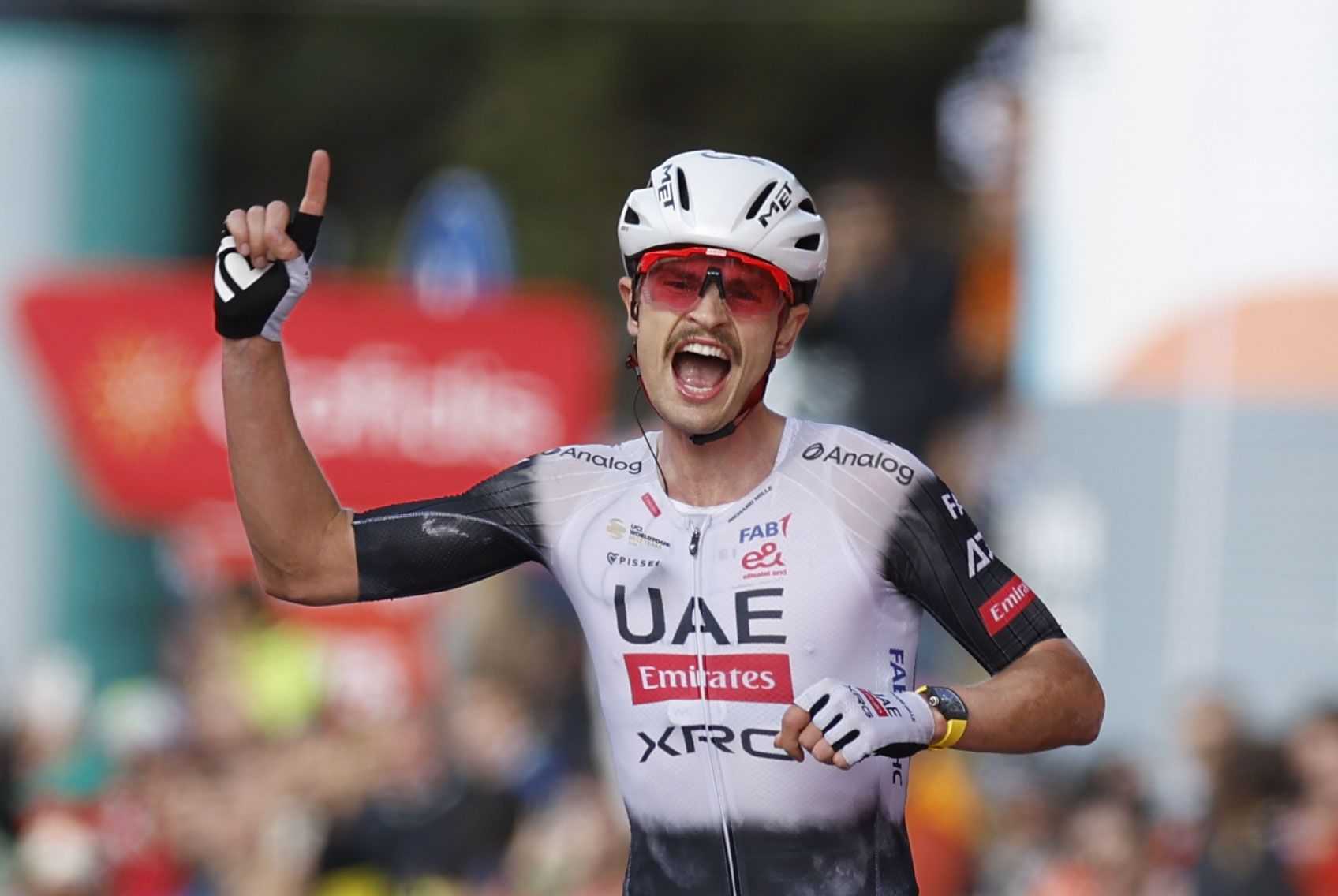 Jay Vine UAE taldeko txirrindularia etapa garaipena ospatzen, gaur. JAVIER LIZON / EFE