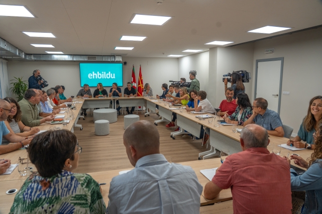 (ID_15262210) (Andoni Canellada/@FOKU) 2025-08-29, Donostia. EH Bilduren Mahai Politikoaren bilera eta Arnaldo Otegiren agerraldia