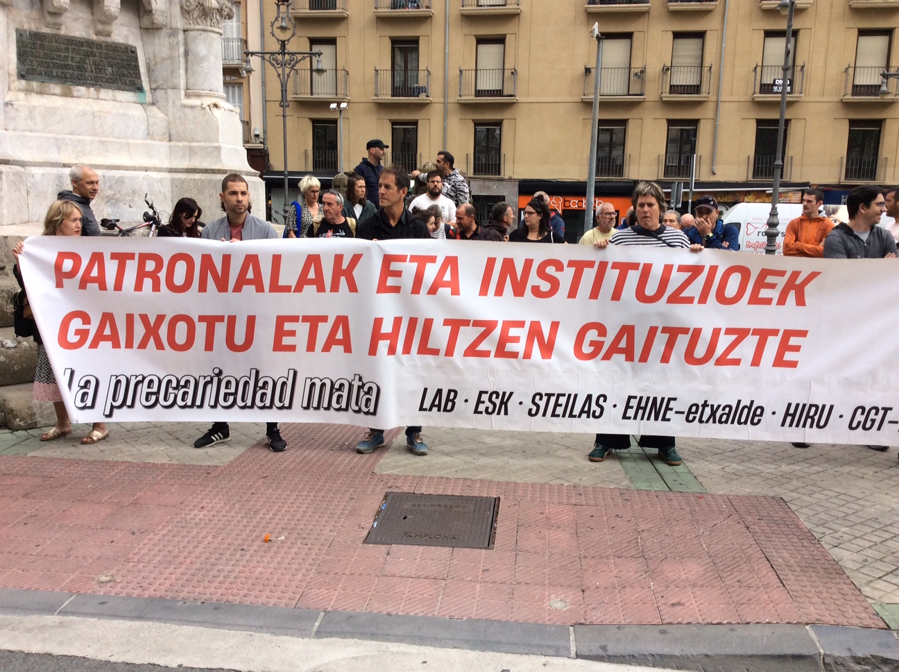 LAB, ESK, Steilas, EHNE-Etxalde eta Hiru sindikatuen elkarretaratzea, Iruñeko Sarasate pasealekuan. HIRU