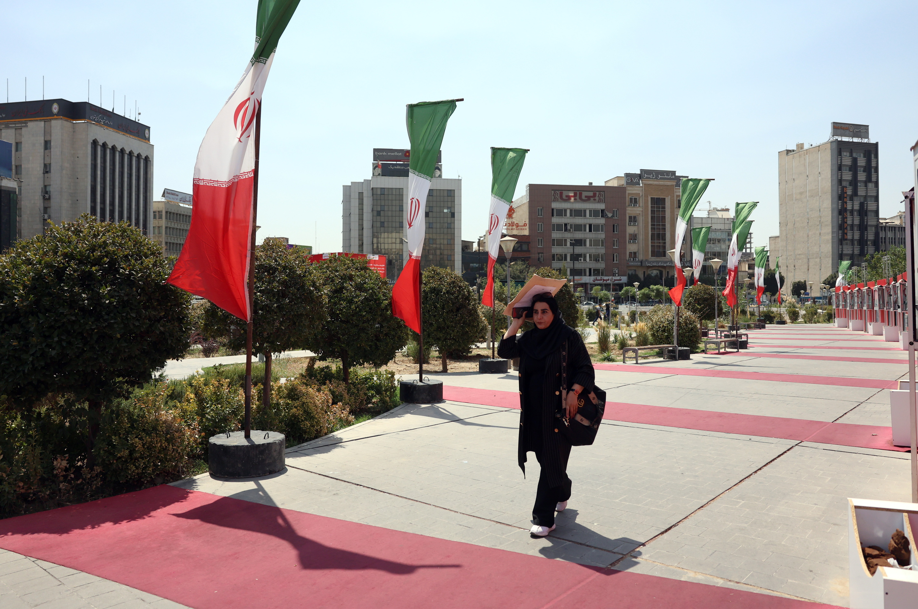 Emakume bat Irango banderen ondoan, Teheranen, gaur. ABEDIN TAHERKENAREH / EFE