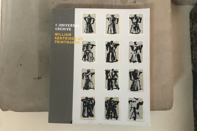 William Kentridge artistaren obra jasotzen duen liburua. William Kentridge artistaren obra jasotzen duen liburua.