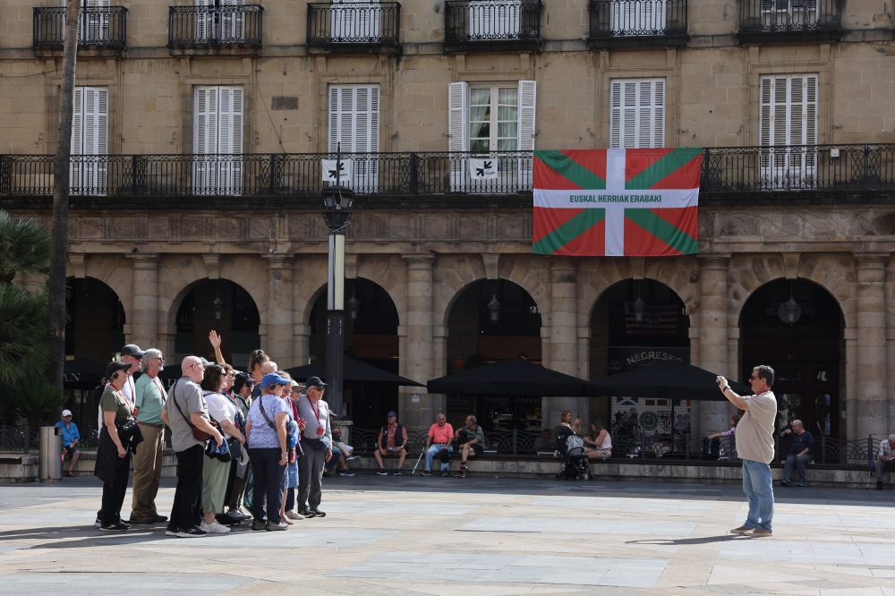Turistak Bilboko alde zaharrean Turistak Bilboko alde zaharrean
