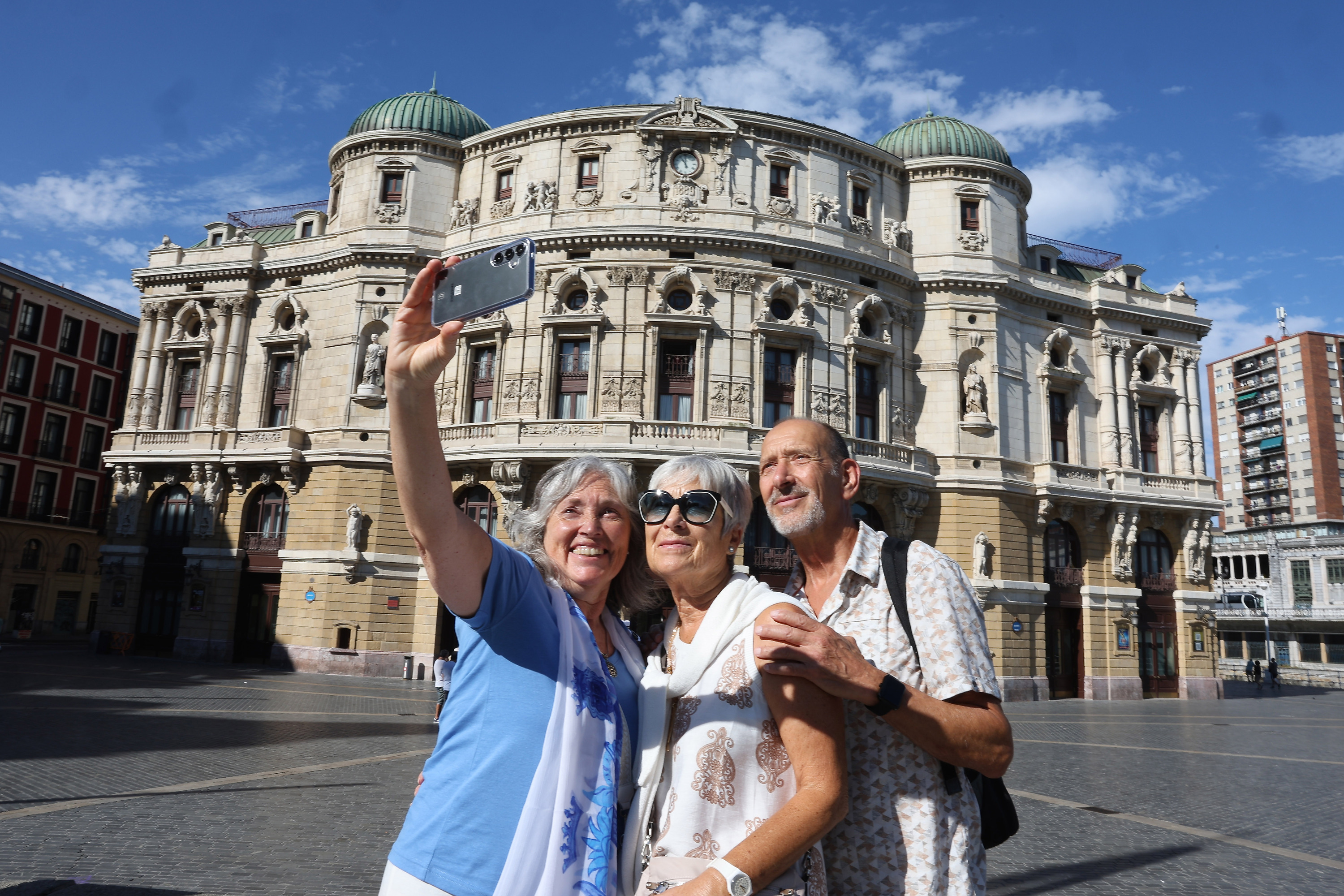 Hiru turista Bilboko Arriaga antzokiaren parean. OSKAR MATXIN EDESA / FOKU