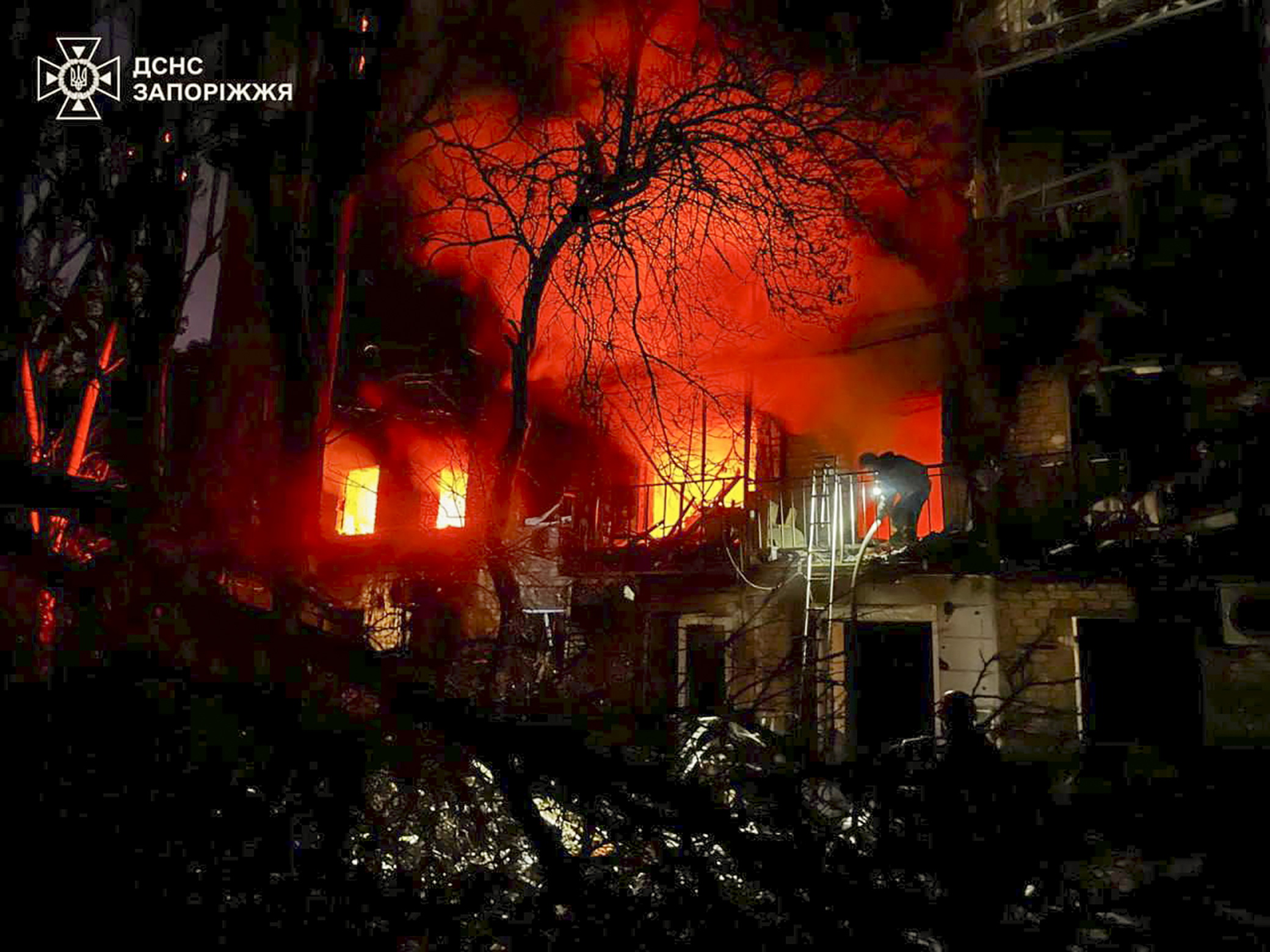 Ukrainako larrialdi zerbitzuak, bart, Zaporizhian, Errusiaren erasoen ostean. EFE