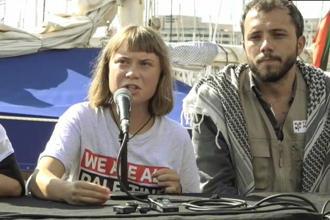 Greta Thunberg eta Thiago Avila, gaur, Bartzelonan. TONI ALBIR / EFE Greta Thunberg eta Thiago Avila, gaur, Bartzelonan. TONI ALBIR / EFE