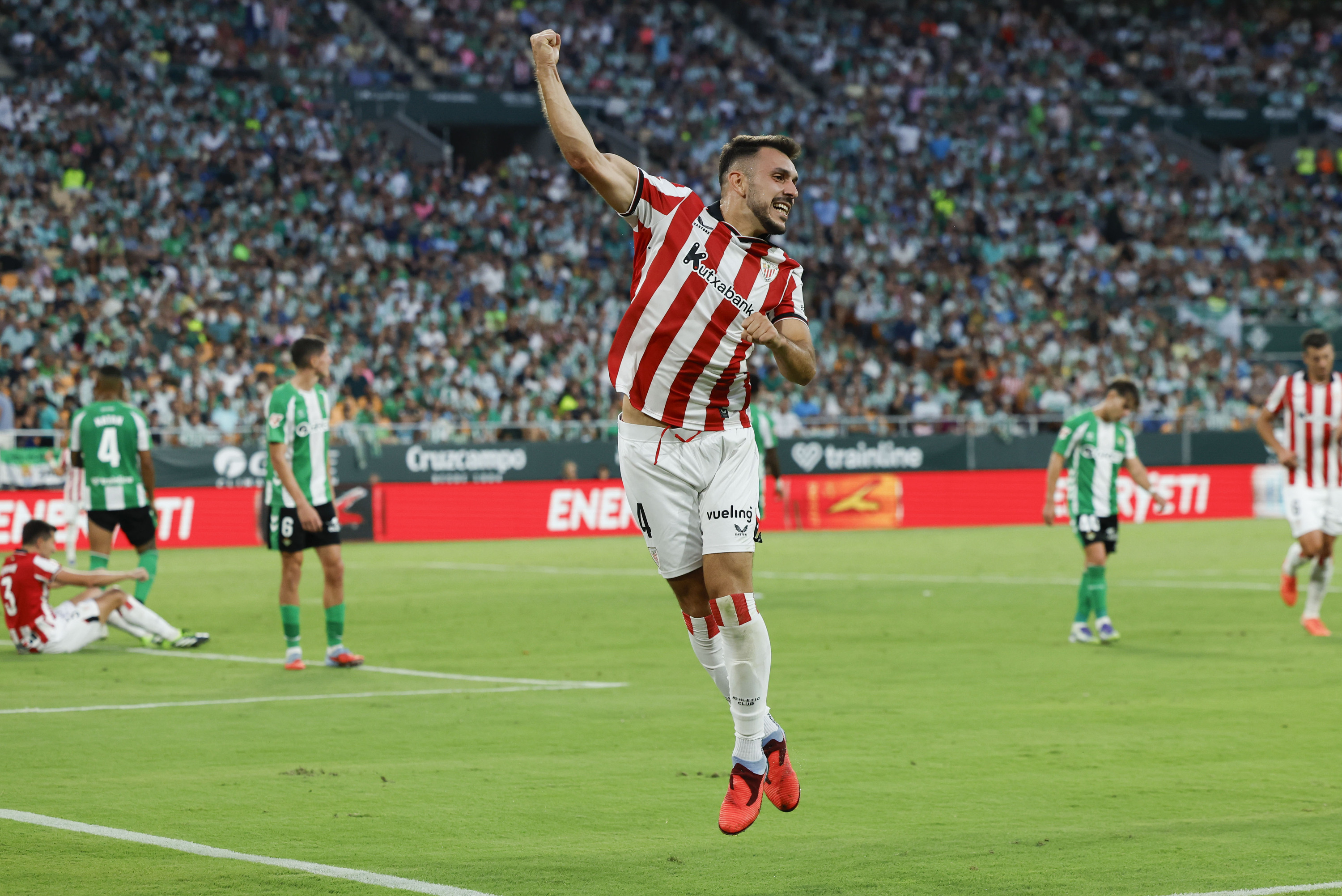 Aitor Paredes Athleticen bigarren gola ospatzen, gaur, Sevillan. JULIO MUÑOZ / EFE