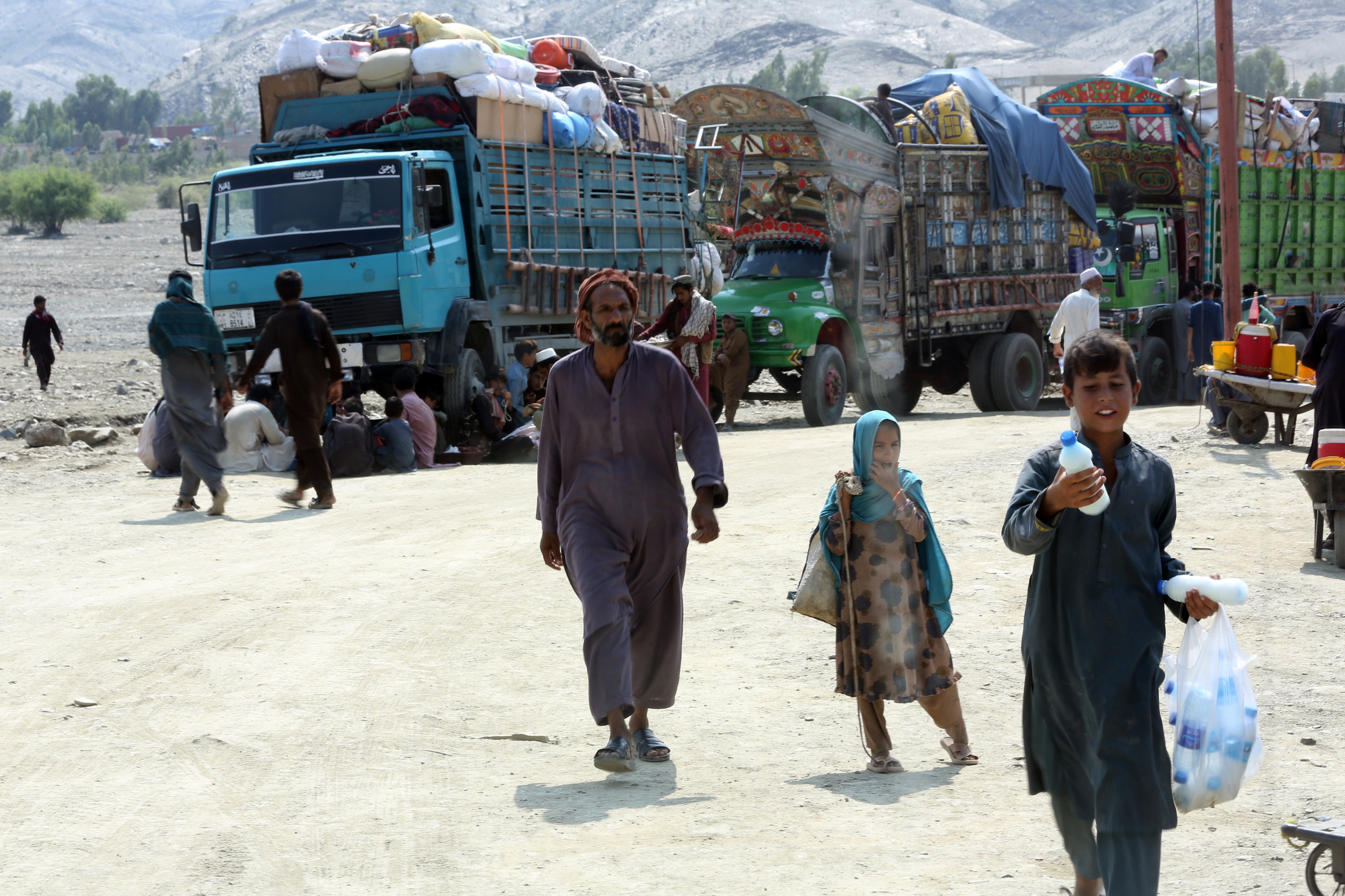 Afganistan eta Pakistan arteko muga Torkhametik gertu, atzo. STRINGER / EFE