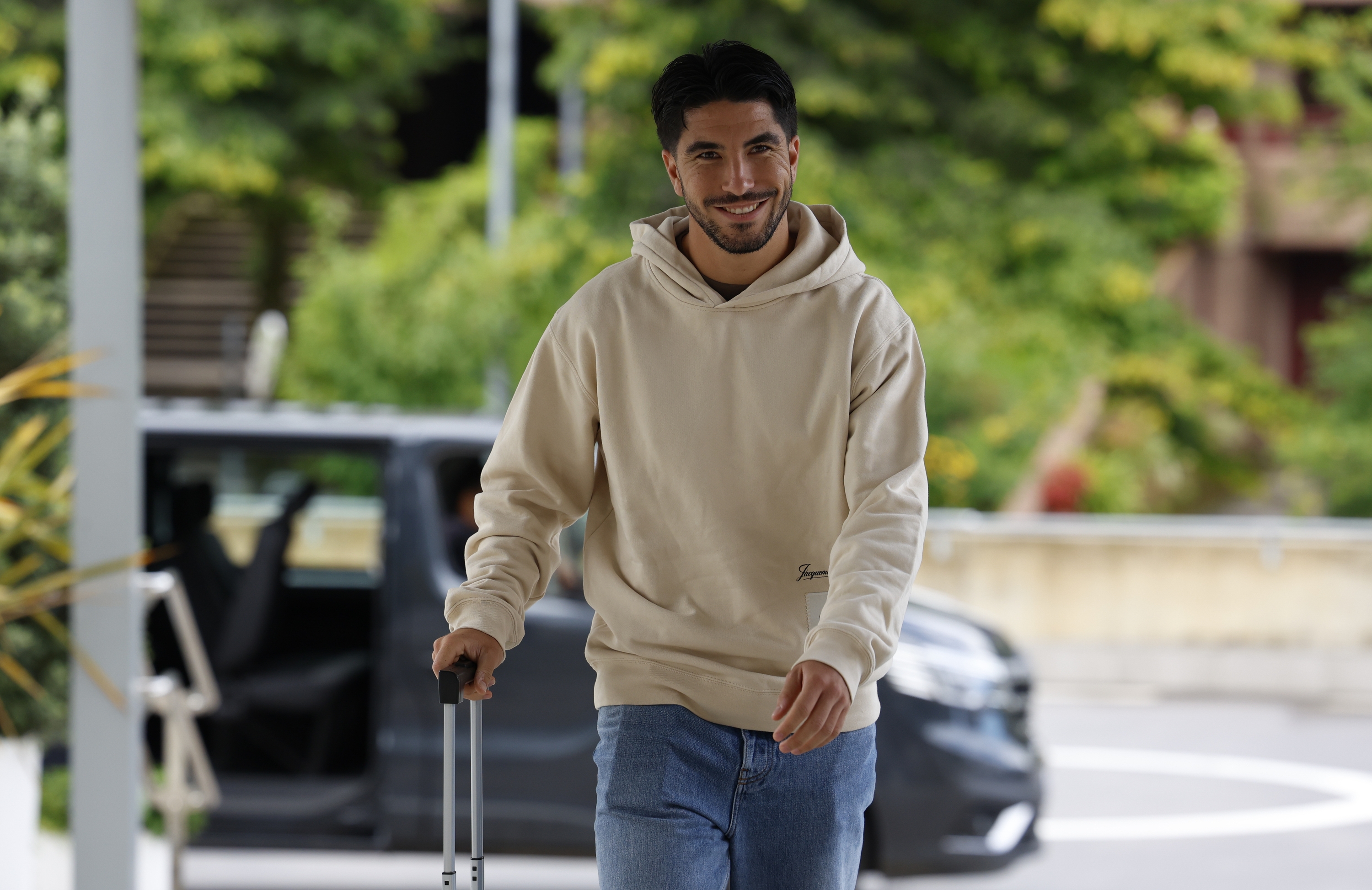 Carlos Soler Donostiara iritsi den unean. JUAN HERRERO / EFE