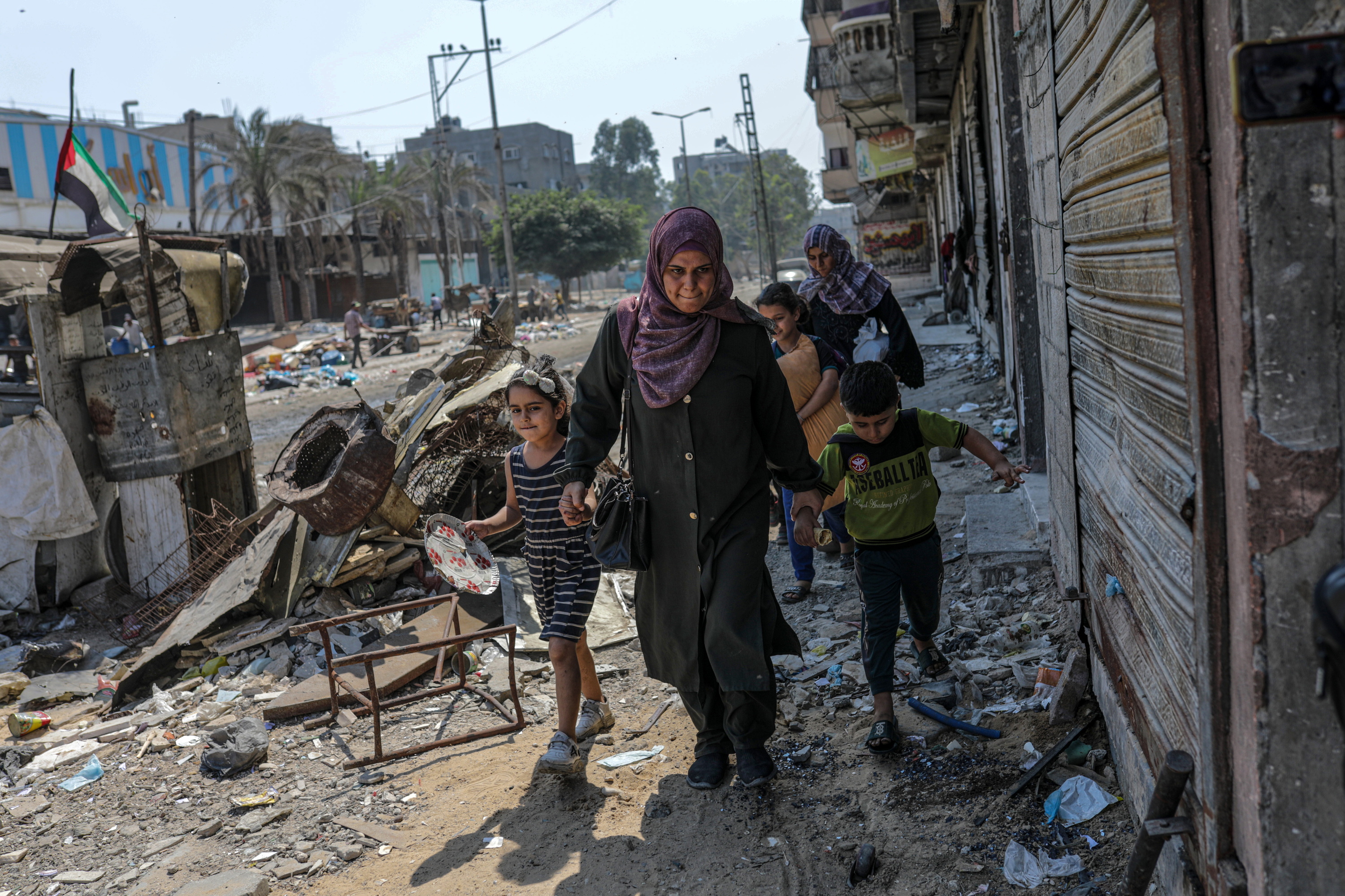 Emakume bat, hainbat haur lagun dituela, Gaza hirian abuztu amaieran. MOHAMMED SABER / EFE