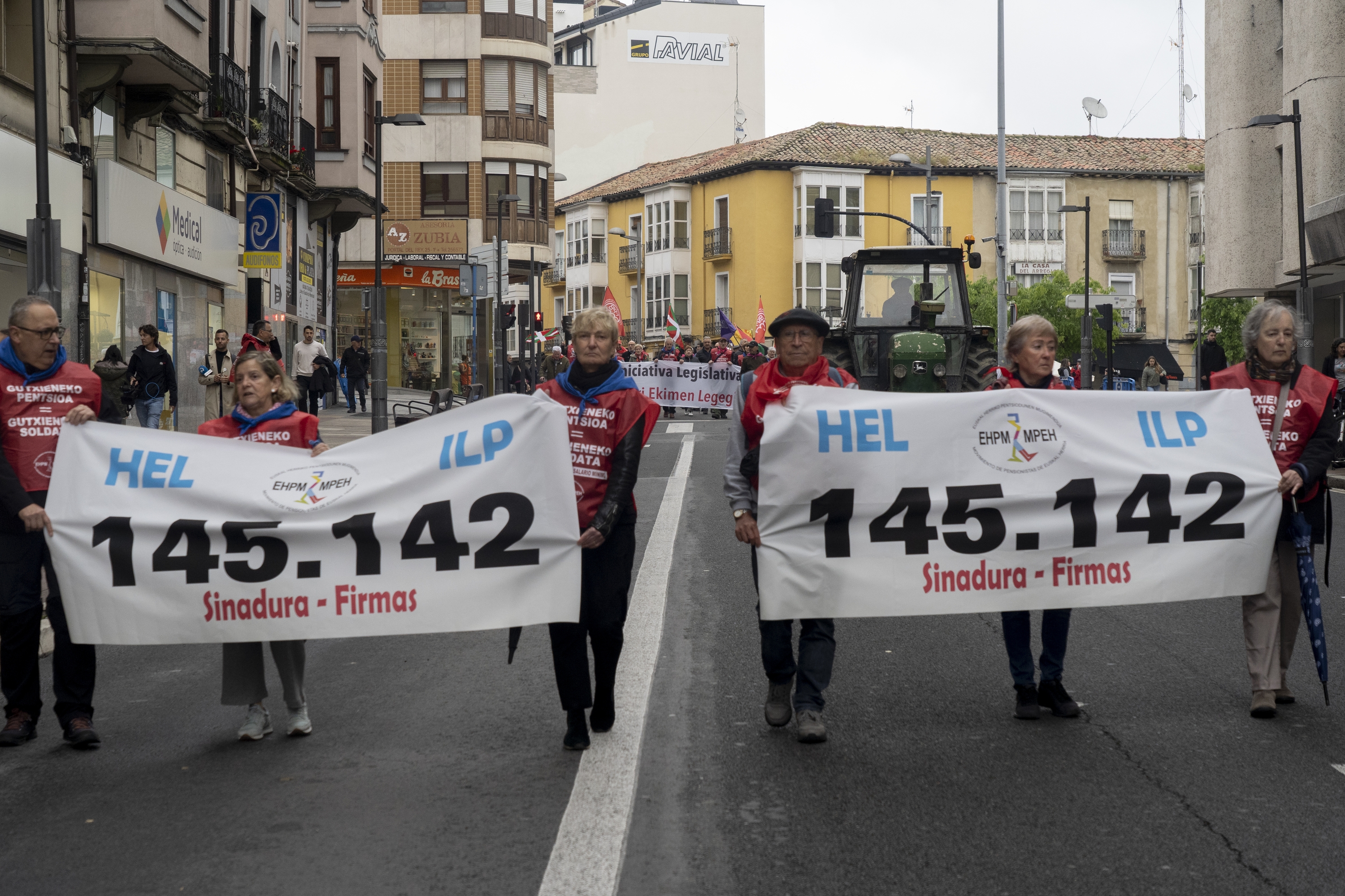 Pentsiodunen ekitaldia sinadurak Eusko Legebiltzarrean entregatu zituzten egunean, maiatzean, Gasteizen. RAUL BOGAJO / FOKU
