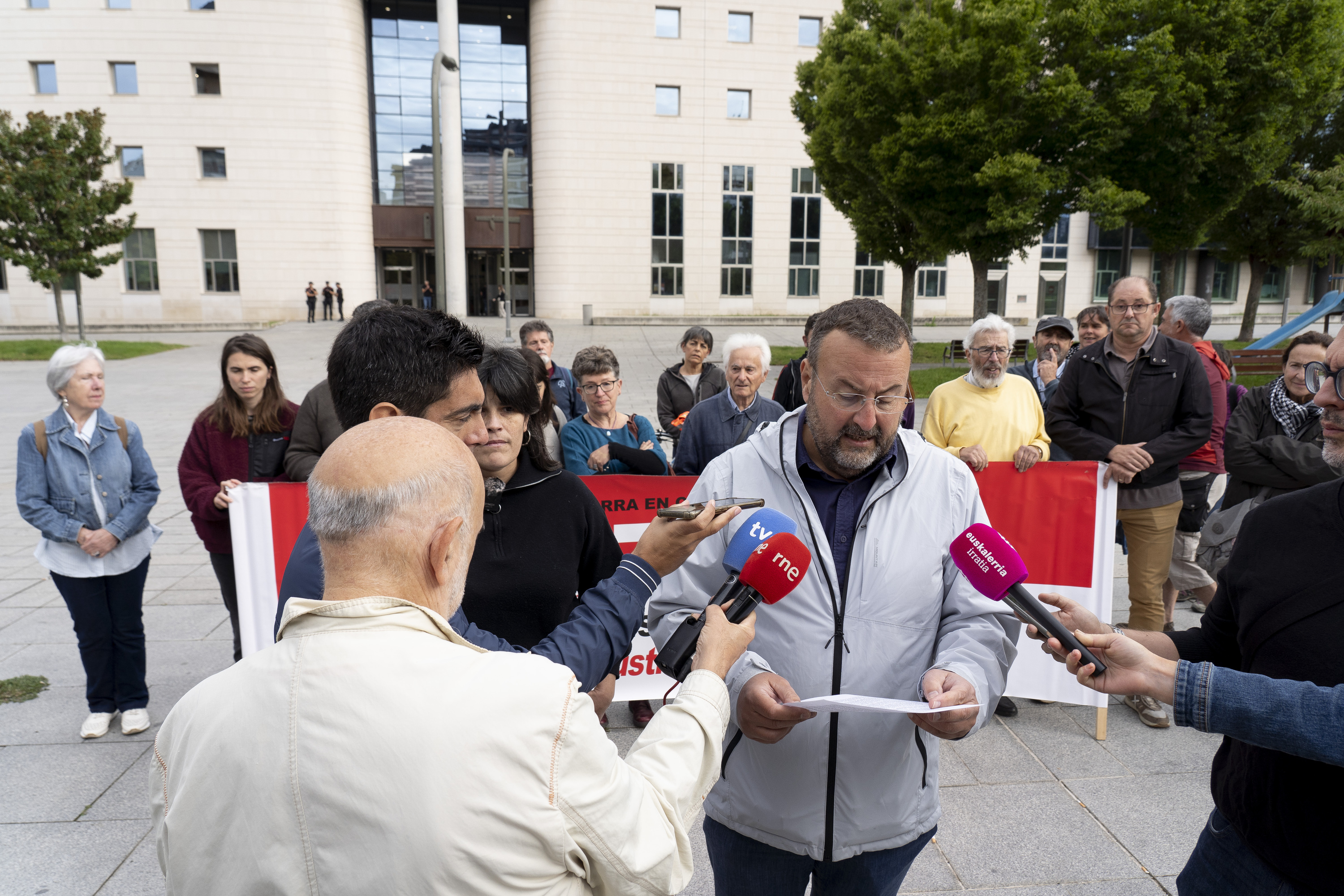 Pablo Lorente (Sustrai Erakuntza) eta Lorea Flores (Greenpeace), Caparrosoko makroetxaldearen aurkako epaiketa hasi aurretik. IÑIGO URIZ / FOKU