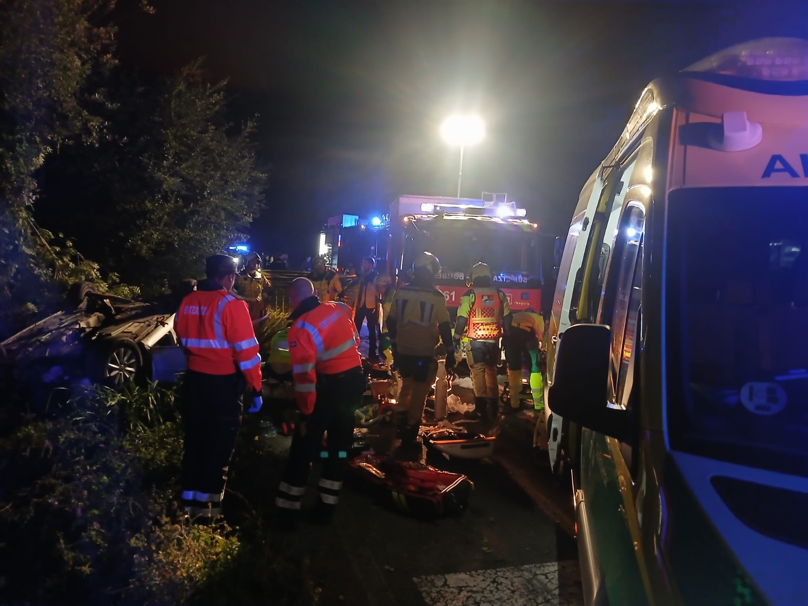 Larrialdietako langileak, istripuaren lekuan lanean. ARABAKO SUHILTZAILEAK