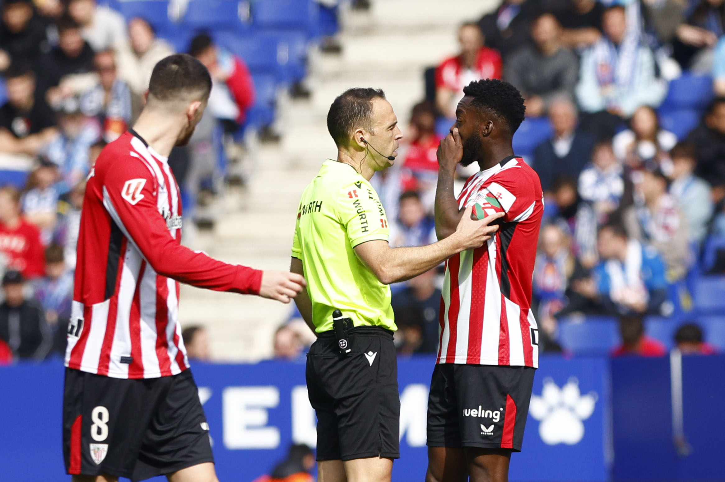 Iñaki Williams lehengo denboraldian, epailearekin hizketan, zale batzuek Maroan Sannadi iraindu ostean. QUIQUE GARCIA/ EFE