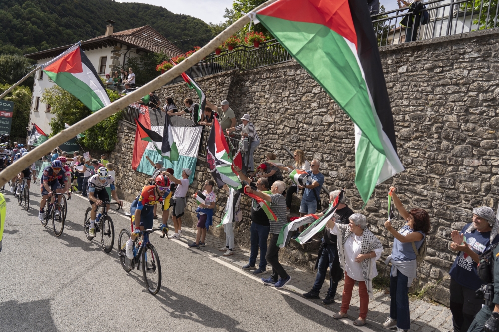 Palestinaren aldeko protesta Espainiako Vueltan, Izaban. Palestinaren aldeko protesta Espainiako Vueltan, Izaban.