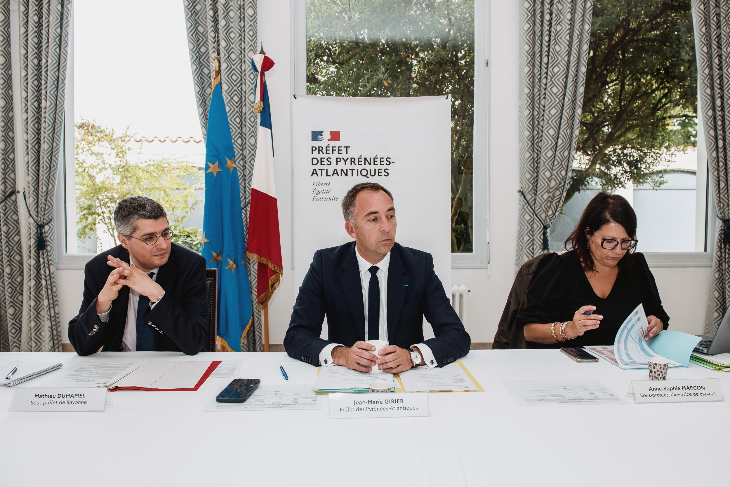 Jean-Marie Girier prefeta, Baiona suprefeturan, kafea eskuetan duela. GUILLAUME FAUVEAU