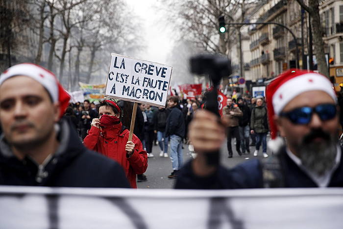 Macronen aurkako kartelak, asteartean, Parisen. YOAN VALAT /EFE