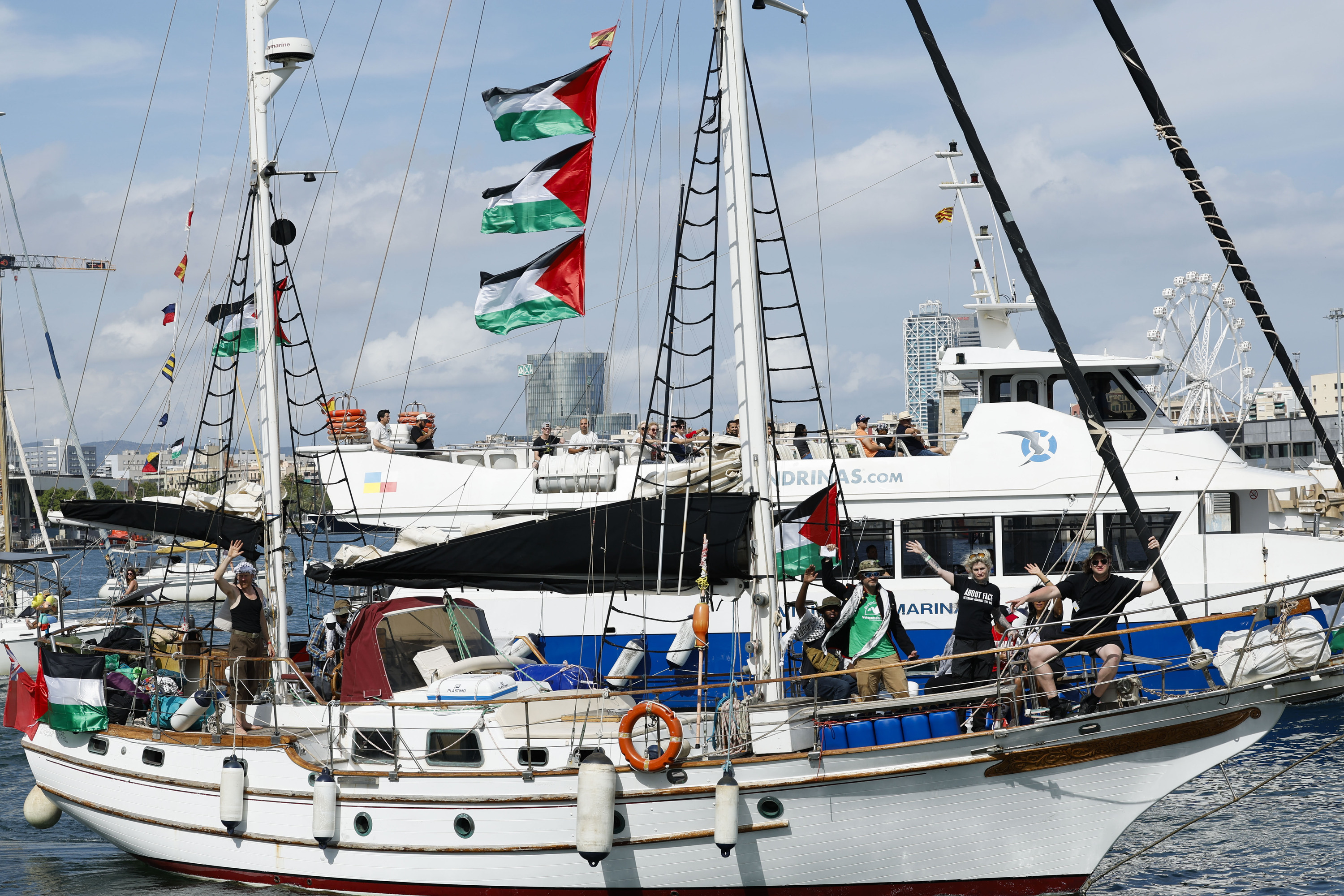 Global Sumud Flotillako ontzi bat, Bartzelonako portuan, igandean. J.P. GANDUL / EFE