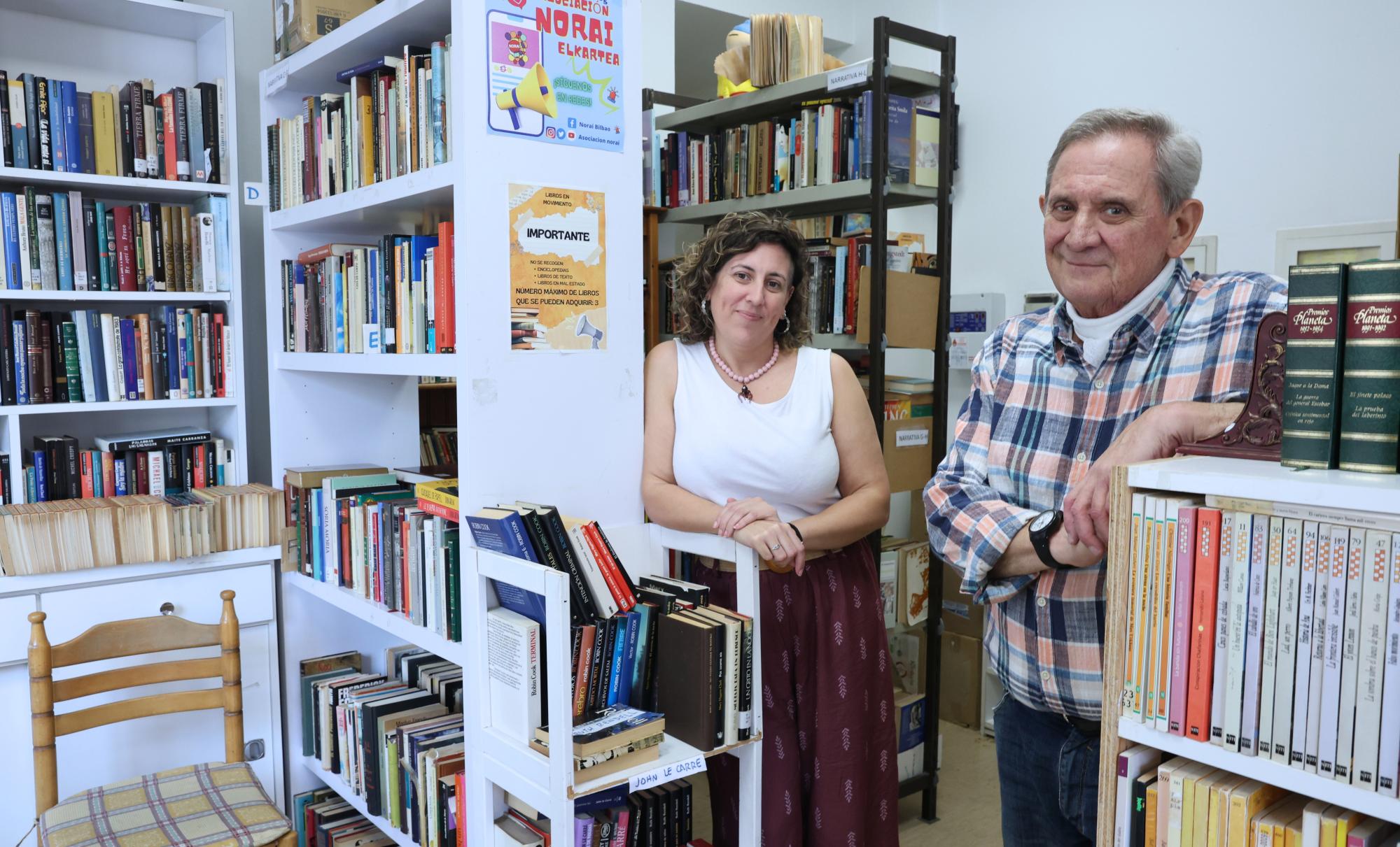 Zaira Calleja Trevilla eta Luisfer Lopez de Gereña, asteartean, Bilboko Libros en Movimiento liburu dendan. OSKAR MATXIN EDESA / FOKU