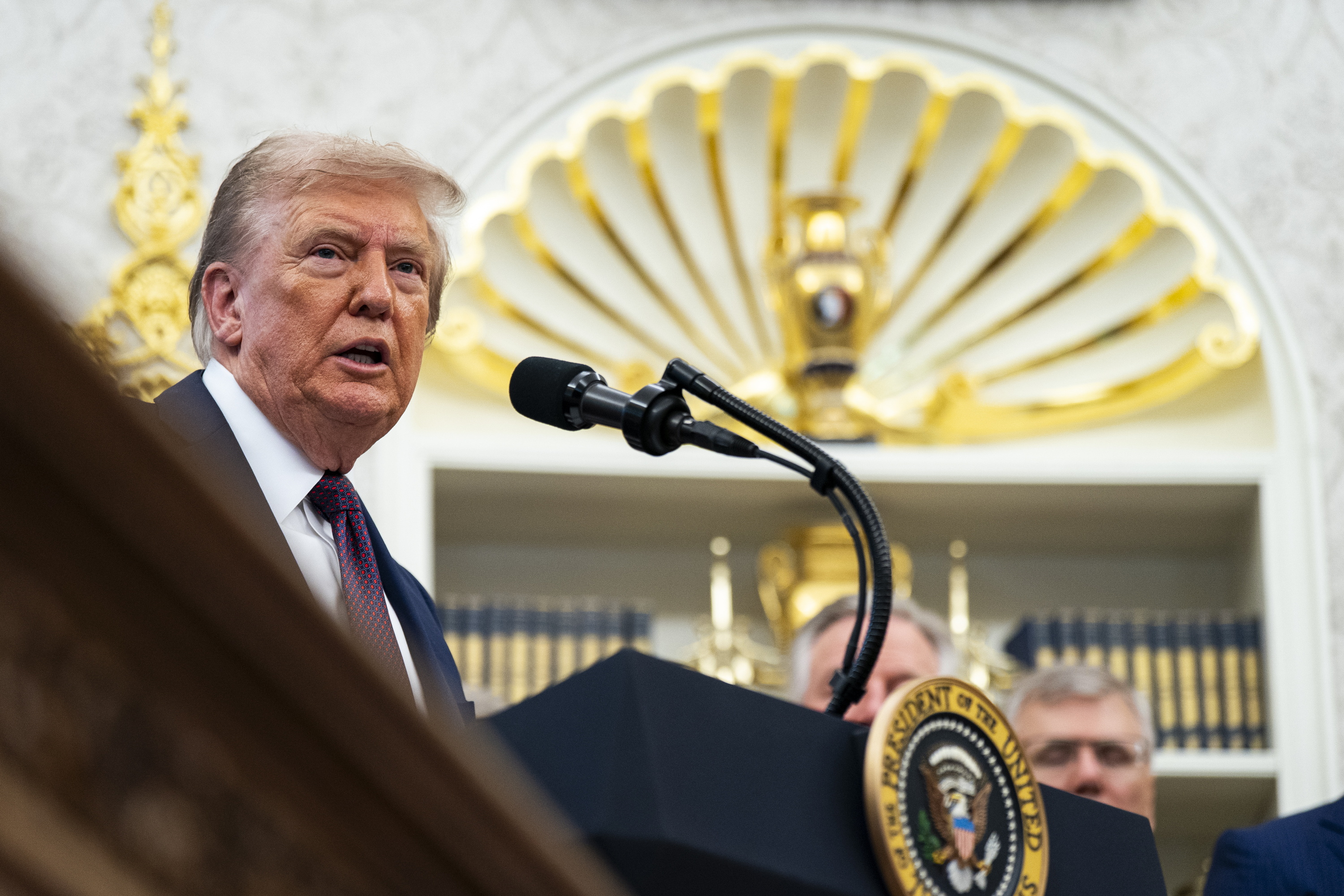 AEBetako presidente Donald Trump, atzo, Etxe Zurian, Washingtonen. AL DRAGO / EFE