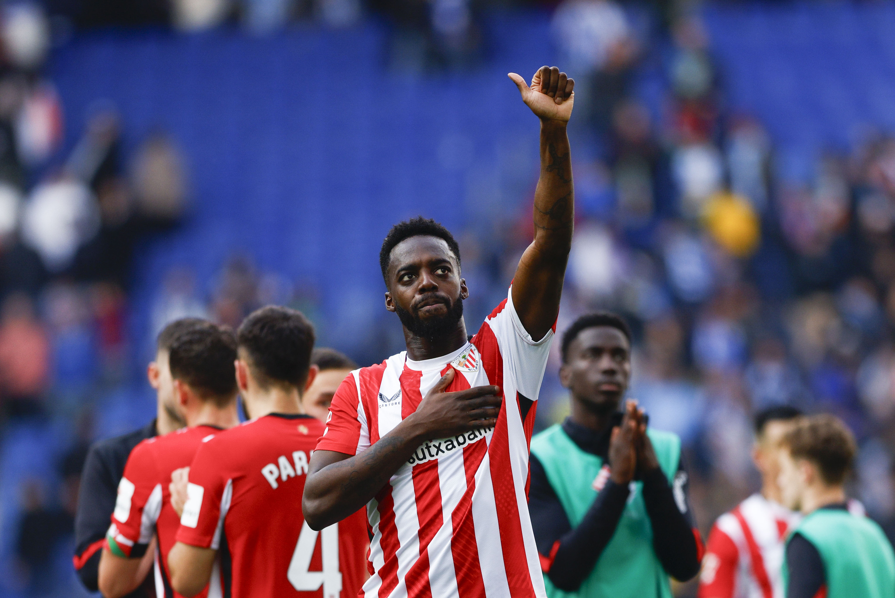 Iñaki Williams Bartzelonako RCDE Stadium zelaian joan den denboraldian Espanyolek eta Athleticek jokatutako norgehiagokaren ostean zaleak agurtzen. QUIQUE GARCIA/ EFE