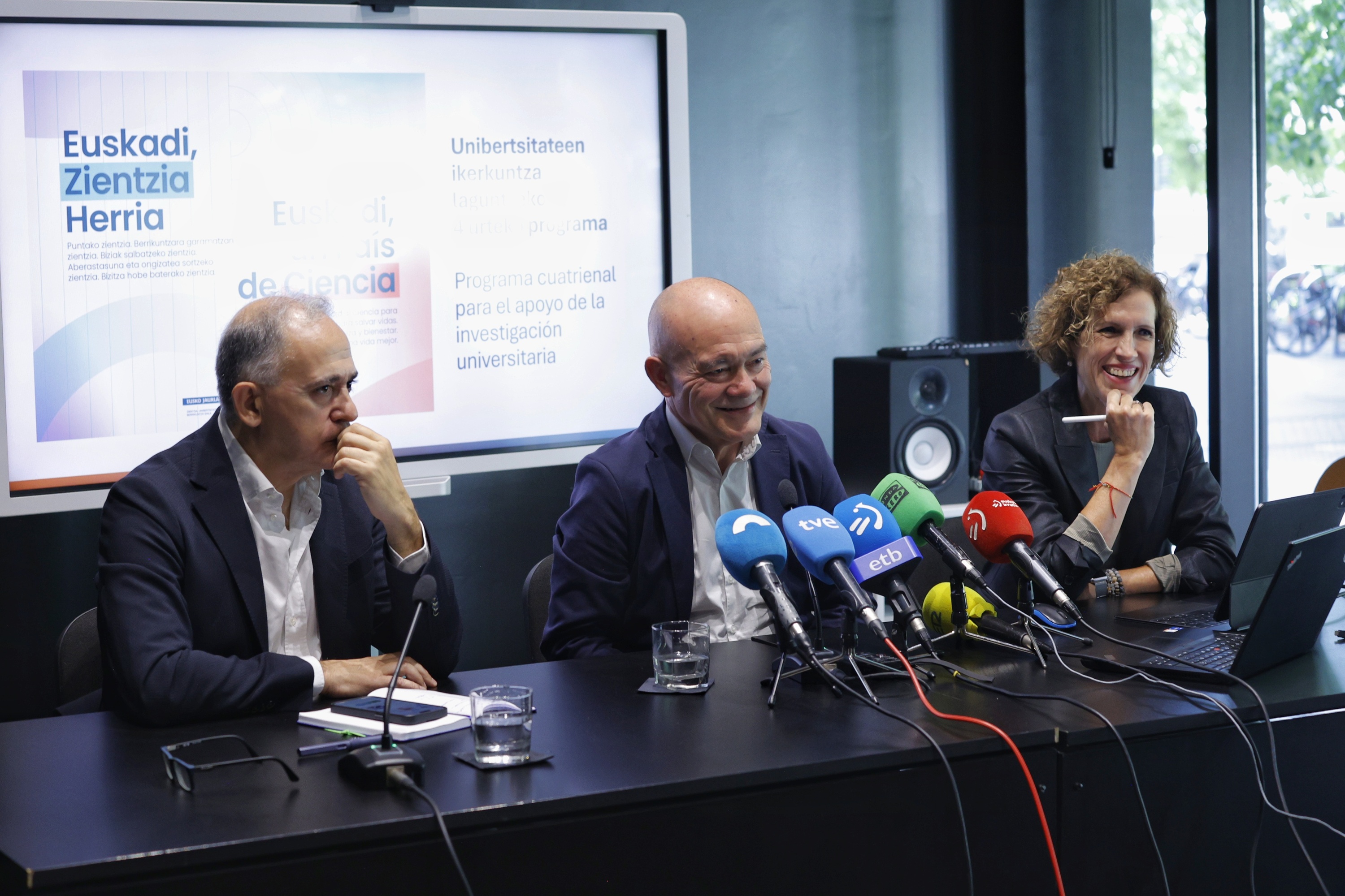Morais, Perez Iglesias eta Eskisabel deialdia aurkezten, gaur, Donostian. MAIALEN ANDRES / FOKU