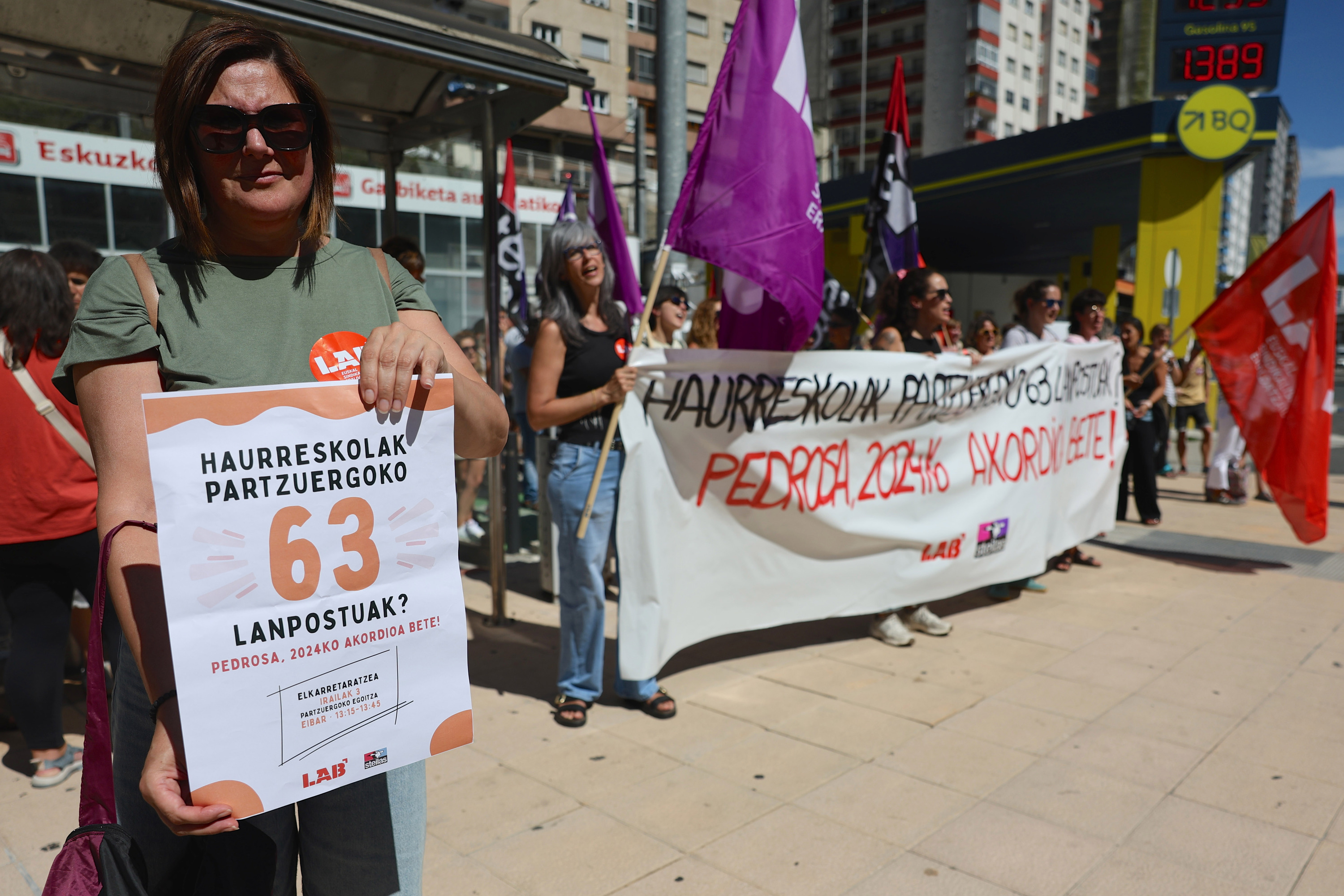 LABek eta Steilasek deitutako protesta, gaur, Eibarren (Gipuzkoa). OSKAR MATXIN EDESA / FOKU