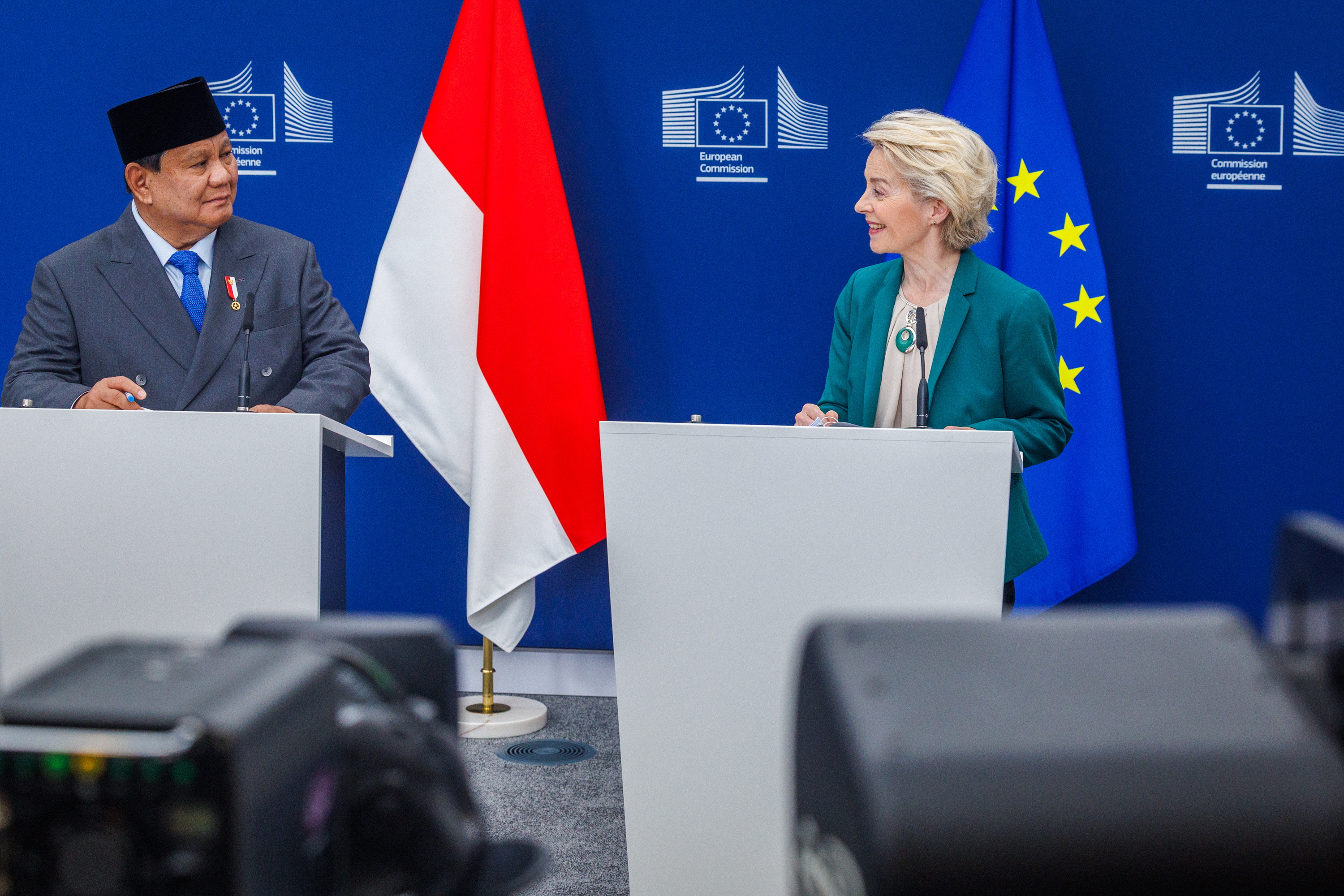 Prabowo Subianto Indonesiako presidentea eta Ursula von der Leyen, uztailean, Bruselan. OLIVIER MATTHYS / EFE 